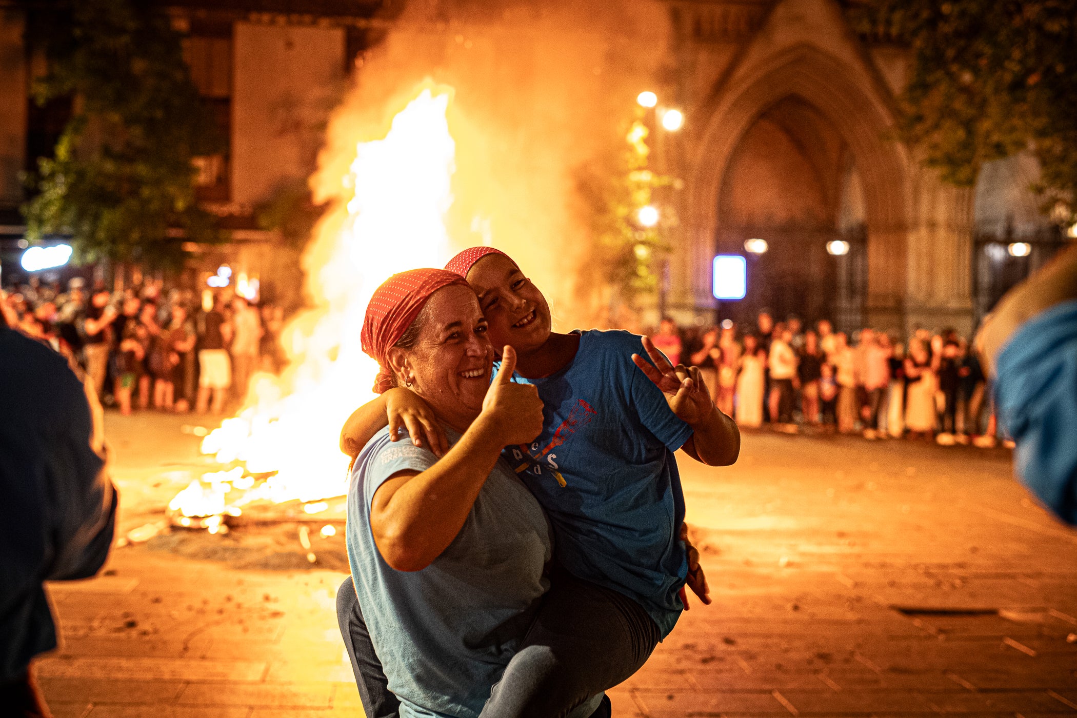 Terrassa es va convertir aquest dissabte en escenari d'una peculiar baixada de falles en el marc de la XXXII Diada Emili Miró dels Castellers, perquè primer es va retre homenatge a l'expresident de la colla Mario Pena, traspassat el desembre passat, amb la inauguració d'un mural d'agermanament, obra d'Edmundo García, entre les dues tradicions populars a la plaça de Didó. Al vespre, ja fosc, els Fallaires del Pont de Suert, acompanyats dels Castellers, van protagonitzar aquesta espectacular baixada amb troncs encesos des de les esglésies de Sant Pere fins a la plaça Vella, on es van aixecar pilars de quatre al voltant de la foguera | Javi González