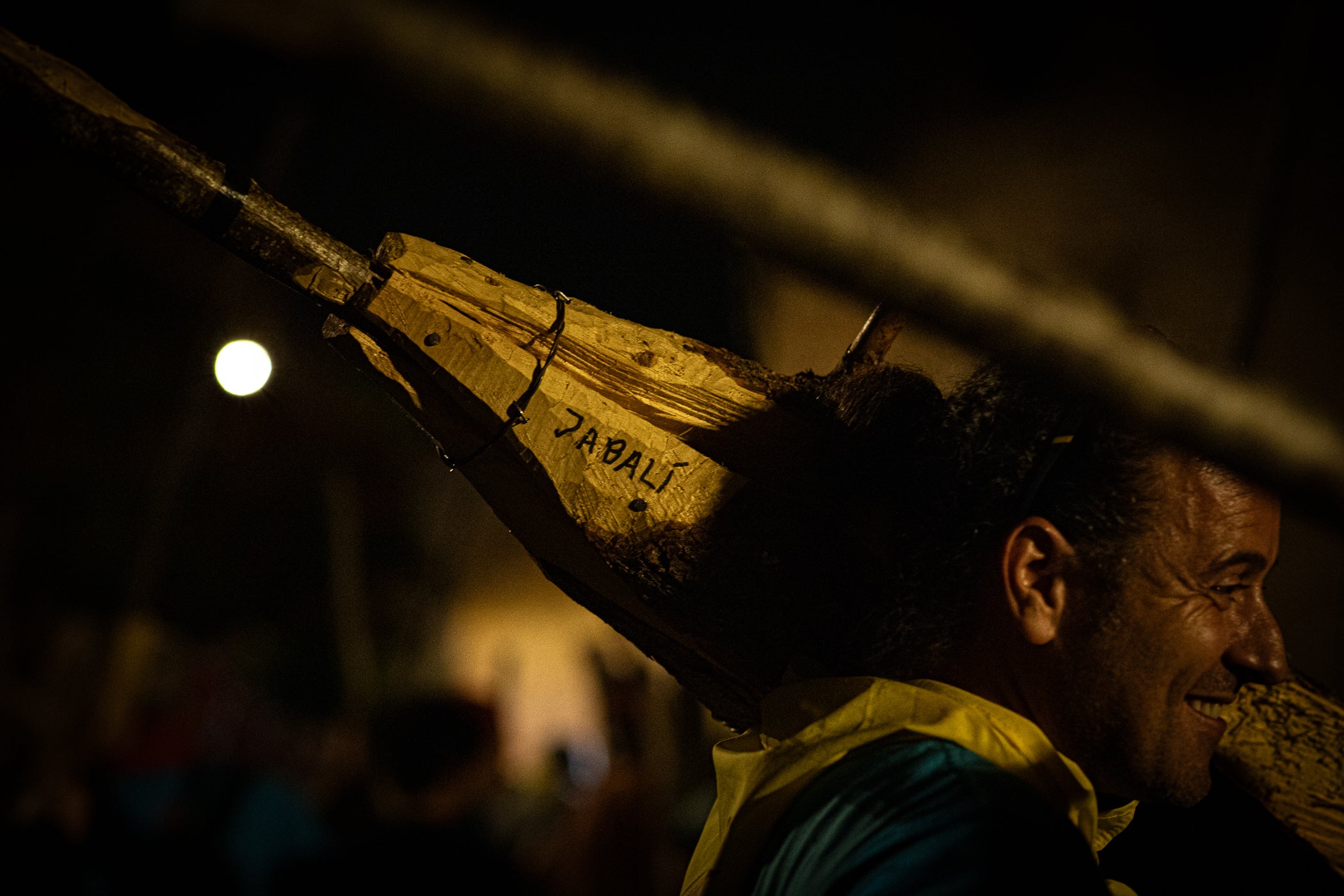 Terrassa es va convertir aquest dissabte en escenari d'una peculiar baixada de falles en el marc de la XXXII Diada Emili Miró dels Castellers, perquè primer es va retre homenatge a l'expresident de la colla Mario Pena, traspassat el desembre passat, amb la inauguració d'un mural d'agermanament, obra d'Edmundo García, entre les dues tradicions populars a la plaça de Didó. Al vespre, ja fosc, els Fallaires del Pont de Suert, acompanyats dels Castellers, van protagonitzar aquesta espectacular baixada amb troncs encesos des de les esglésies de Sant Pere fins a la plaça Vella, on es van aixecar pilars de quatre al voltant de la foguera | Javi González