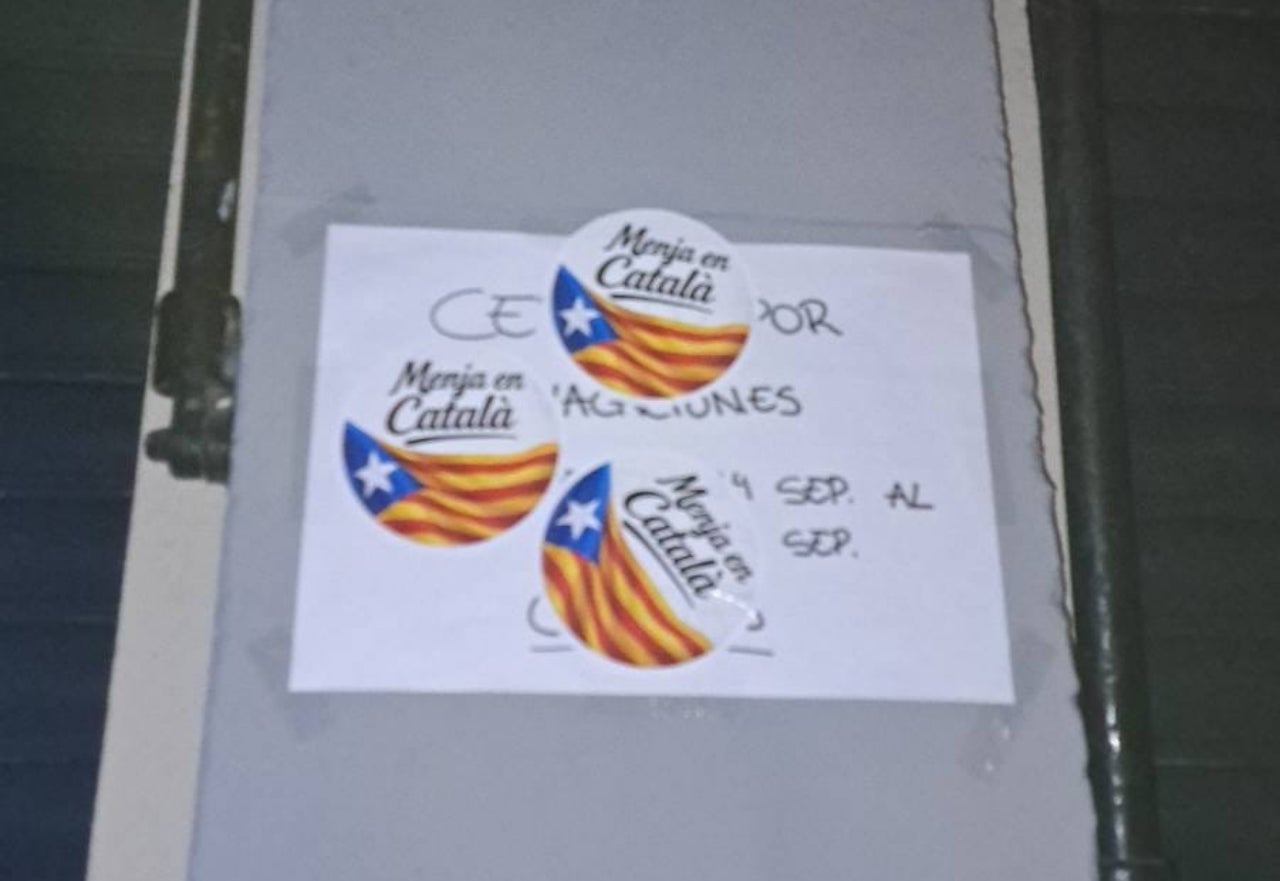 Aquesta matinada, s'ha dut a terme una nova acció en defensa de la llengua catalana en els establiments de la ciutat. Comerços i negocis del barri de Vallparadís s’han despertat aquest dimecres, dia 16 de setembre, amb adhesius i pintades que reclamen que la retolació, cartelleria i l'atenció als clients es faci en català. Els autors, que no és la primera vegada que fan una acció similar, recorden que aquestes empreses incompleixen la normativa de la Generalitat i de l'Ajuntament, i que són còmplices del retrocés de la llengua al nostra país | Cedida