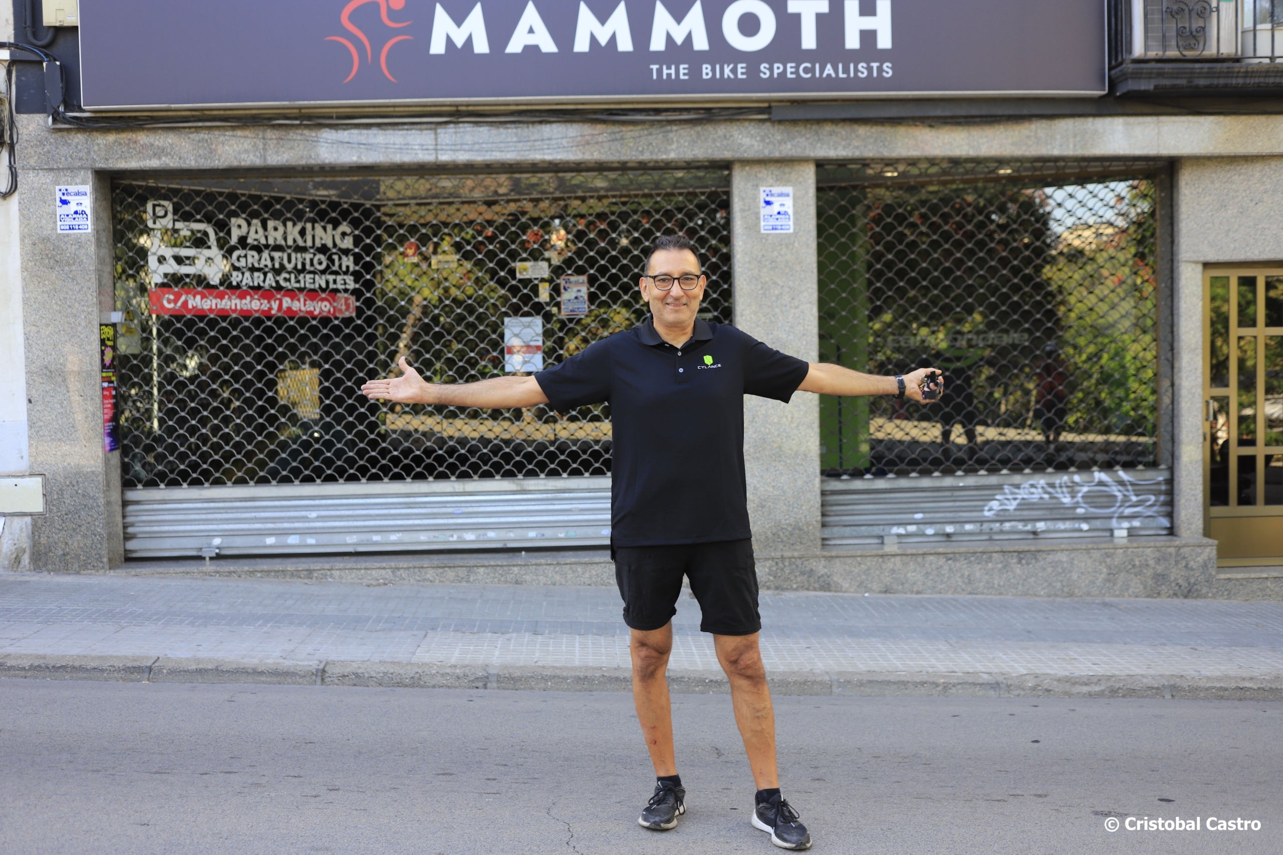 Dani Moreno amb les claus de la històrica botiga de bicicletes Morenito de Terrassa, a la carretera de Montcada a Can Palet, i que la cadena Mammoth acaba de tancar per sempre després de quatre anys d'haver-la adquirit | Cristóbal Castro