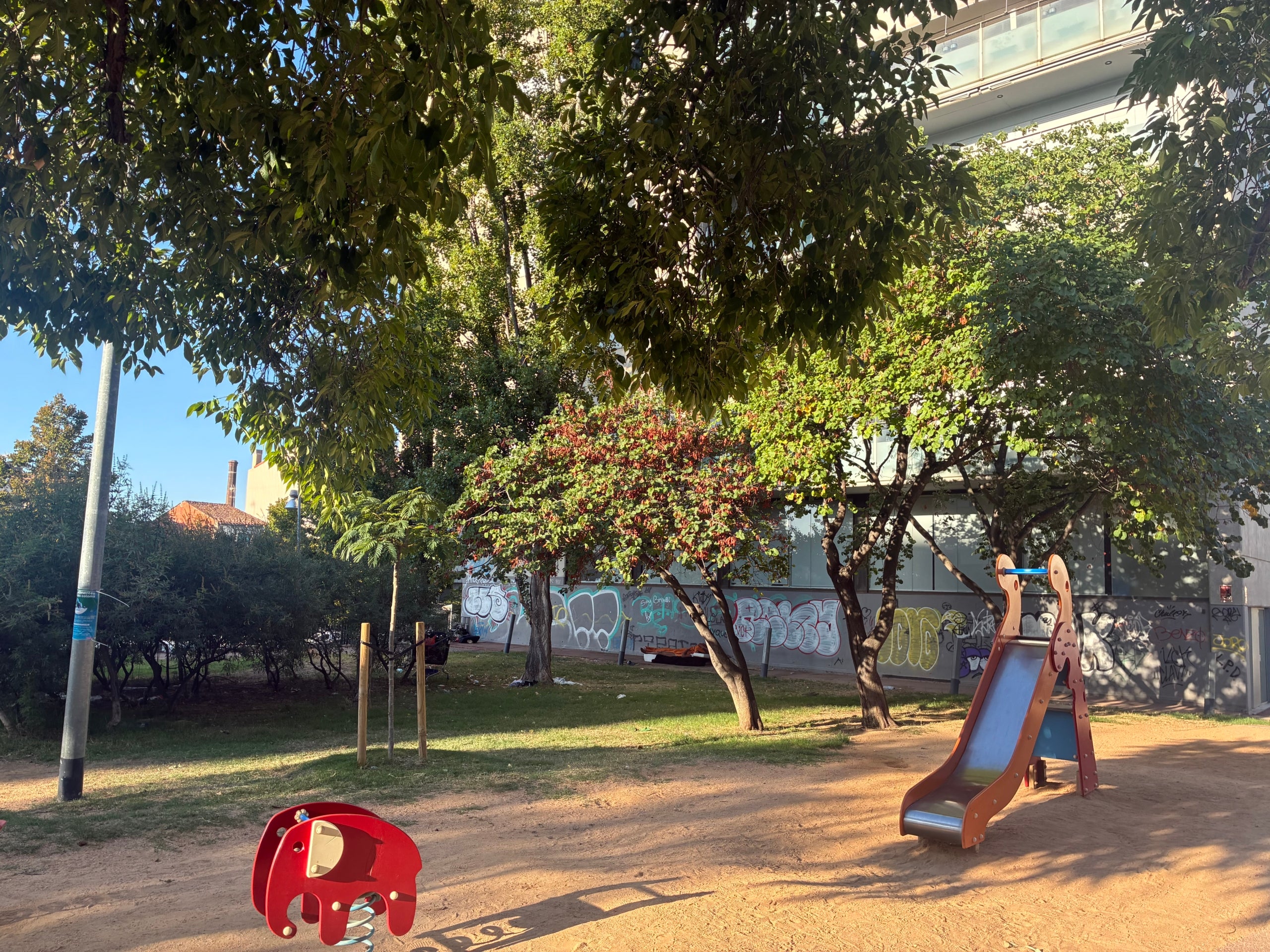 El parc infantil del parc del parc del Nord de Terrassa, on sensellar hi estan fent vida des de fa més d'un any | Vicenç Batalla