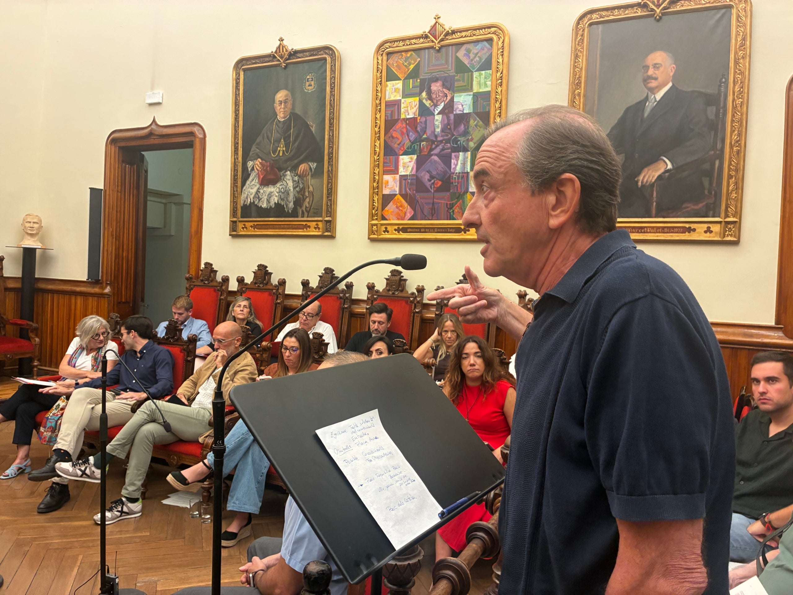 El portaveu de l'associació ecologista BiTer, Toni Beltran, defensant el Bosc Urbà al Portal de Sant Roc enlloc d'un pàrquing al ple de Terrassa de setembre | Vicenç Batalla