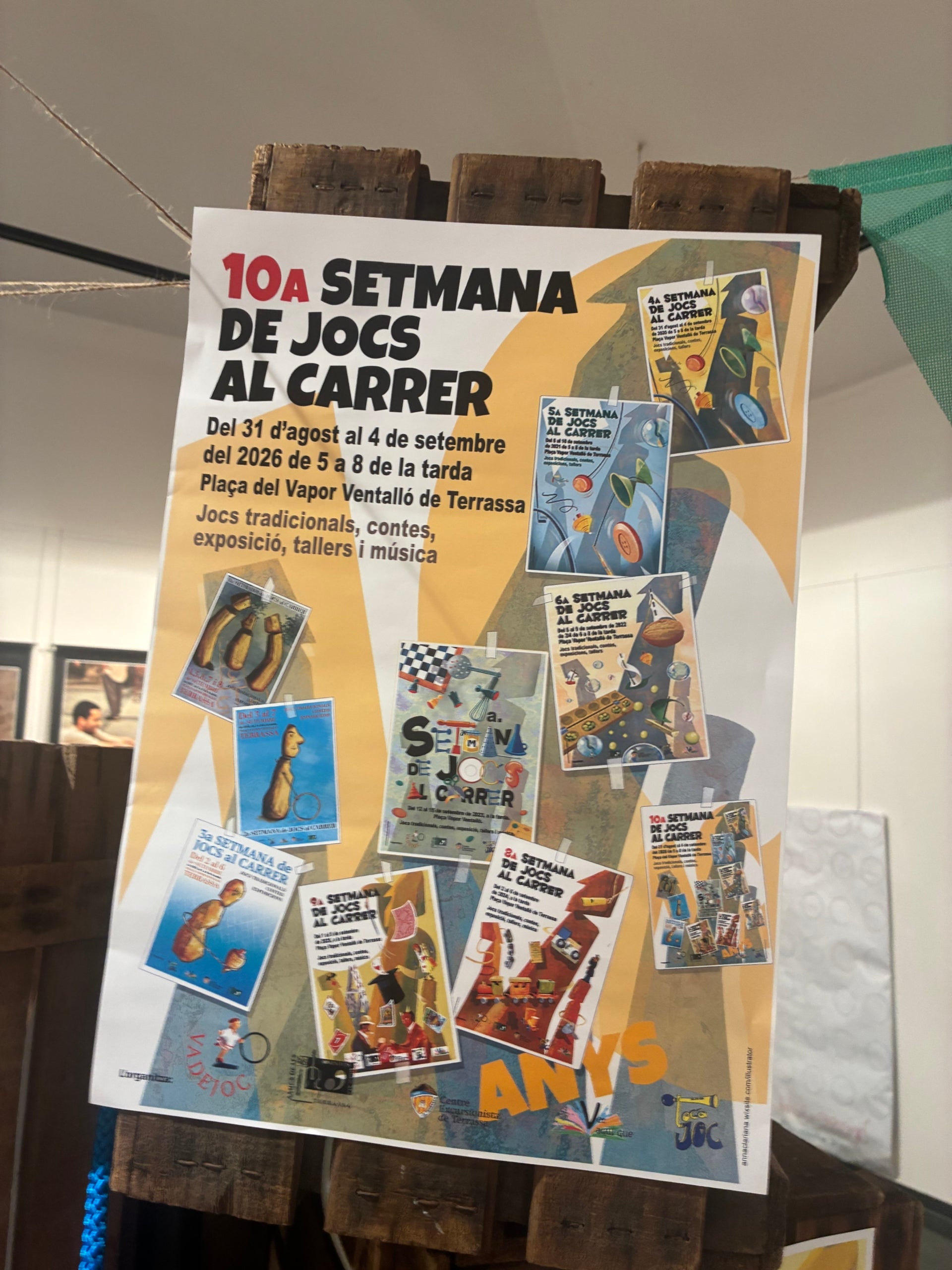 Amb el desplegament fotogràfic de l'experiència feta a Horta de Sant Joan el 2008 a la plaça del poble recreant el quadre del 1560 de Pieter Brueghel 'Jocs infantils' al voltant de la sala Salvador Alavedra d'Amics de les Arts i el pòster que en va sortir, l'associació terrassenca Vadejoc presenta fins al 13 de setembre, de 18h a 20h, l'exposició '10 anys de jocs', que celebra el desè aniversari d'aquesta Setmana de Jocs al Carrer, que enguany es du a terme del 31 d'agost al 4 de setembre al Vapor Ventalló. L'exposició ha comptat amb la col·laboració del col·lectiu Lo Llaüt de les Terres de l'Ebre. A la seva inauguració aquest dimarts amb el president de Vadejoc, Miqui Giménez, hi havia el responsable de Lo Llaüt, Biel Pubill, acompanyat de l'animador de jocs senegalesos d'Awalé, Jordi Climent, el regidor de Cultura, Joan Salvador, i el vocal d'Amics de les Arts, Francesc Prats. I, enmig de l'exposició, una estructura a manera de foguera de Sant Joan amb els jocs i joguines tradicionals en vitrines i els cartells de les nou edicions anteriors -les tres primeres obra de Jordi Seró- amb la síntesi que n'ha fet per a aquest any d'aniversari Anna Clariana | Vicenç Batalla
