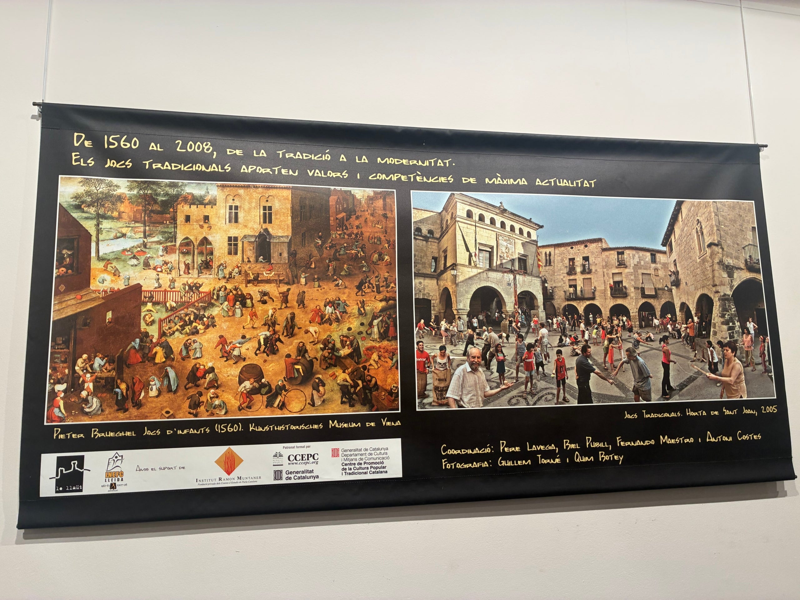Amb el desplegament fotogràfic de l'experiència feta a Horta de Sant Joan el 2008 a la plaça del poble recreant el quadre del 1560 de Pieter Brueghel 'Jocs infantils' al voltant de la sala Salvador Alavedra d'Amics de les Arts i el pòster que en va sortir, l'associació terrassenca Vadejoc presenta fins al 13 de setembre, de 18h a 20h, l'exposició '10 anys de jocs', que celebra el desè aniversari d'aquesta Setmana de Jocs al Carrer, que enguany es du a terme del 31 d'agost al 4 de setembre al Vapor Ventalló. L'exposició ha comptat amb la col·laboració del col·lectiu Lo Llaüt de les Terres de l'Ebre. A la seva inauguració aquest dimarts amb el president de Vadejoc, Miqui Giménez, hi havia el responsable de Lo Llaüt, Biel Pubill, acompanyat de l'animador de jocs senegalesos d'Awalé, Jordi Climent, el regidor de Cultura, Joan Salvador, i el vocal d'Amics de les Arts, Francesc Prats. I, enmig de l'exposició, una estructura a manera de foguera de Sant Joan amb els jocs i joguines tradicionals en vitrines i els cartells de les nou edicions anteriors -les tres primeres obra de Jordi Seró- amb la síntesi que n'ha fet per a aquest any d'aniversari Anna Clariana | Vicenç Batalla