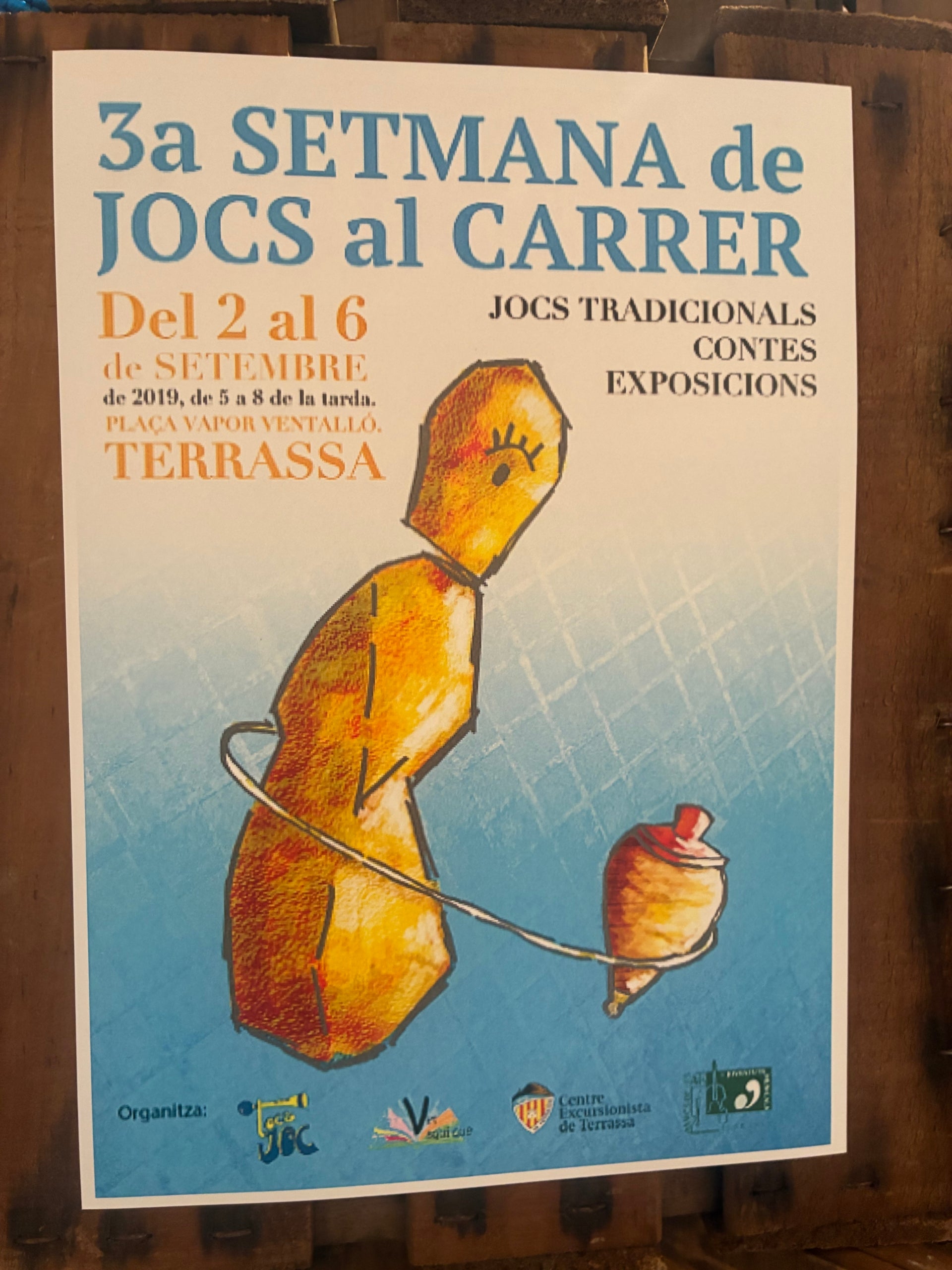 Amb el desplegament fotogràfic de l'experiència feta a Horta de Sant Joan el 2008 a la plaça del poble recreant el quadre del 1560 de Pieter Brueghel 'Jocs infantils' al voltant de la sala Salvador Alavedra d'Amics de les Arts i el pòster que en va sortir, l'associació terrassenca Vadejoc presenta fins al 13 de setembre, de 18h a 20h, l'exposició '10 anys de jocs', que celebra el desè aniversari d'aquesta Setmana de Jocs al Carrer, que enguany es du a terme del 31 d'agost al 4 de setembre al Vapor Ventalló. L'exposició ha comptat amb la col·laboració del col·lectiu Lo Llaüt de les Terres de l'Ebre. A la seva inauguració aquest dimarts amb el president de Vadejoc, Miqui Giménez, hi havia el responsable de Lo Llaüt, Biel Pubill, acompanyat de l'animador de jocs senegalesos d'Awalé, Jordi Climent, el regidor de Cultura, Joan Salvador, i el vocal d'Amics de les Arts, Francesc Prats. I, enmig de l'exposició, una estructura a manera de foguera de Sant Joan amb els jocs i joguines tradicionals en vitrines i els cartells de les nou edicions anteriors -les tres primeres obra de Jordi Seró- amb la síntesi que n'ha fet per a aquest any d'aniversari Anna Clariana | Vicenç Batalla