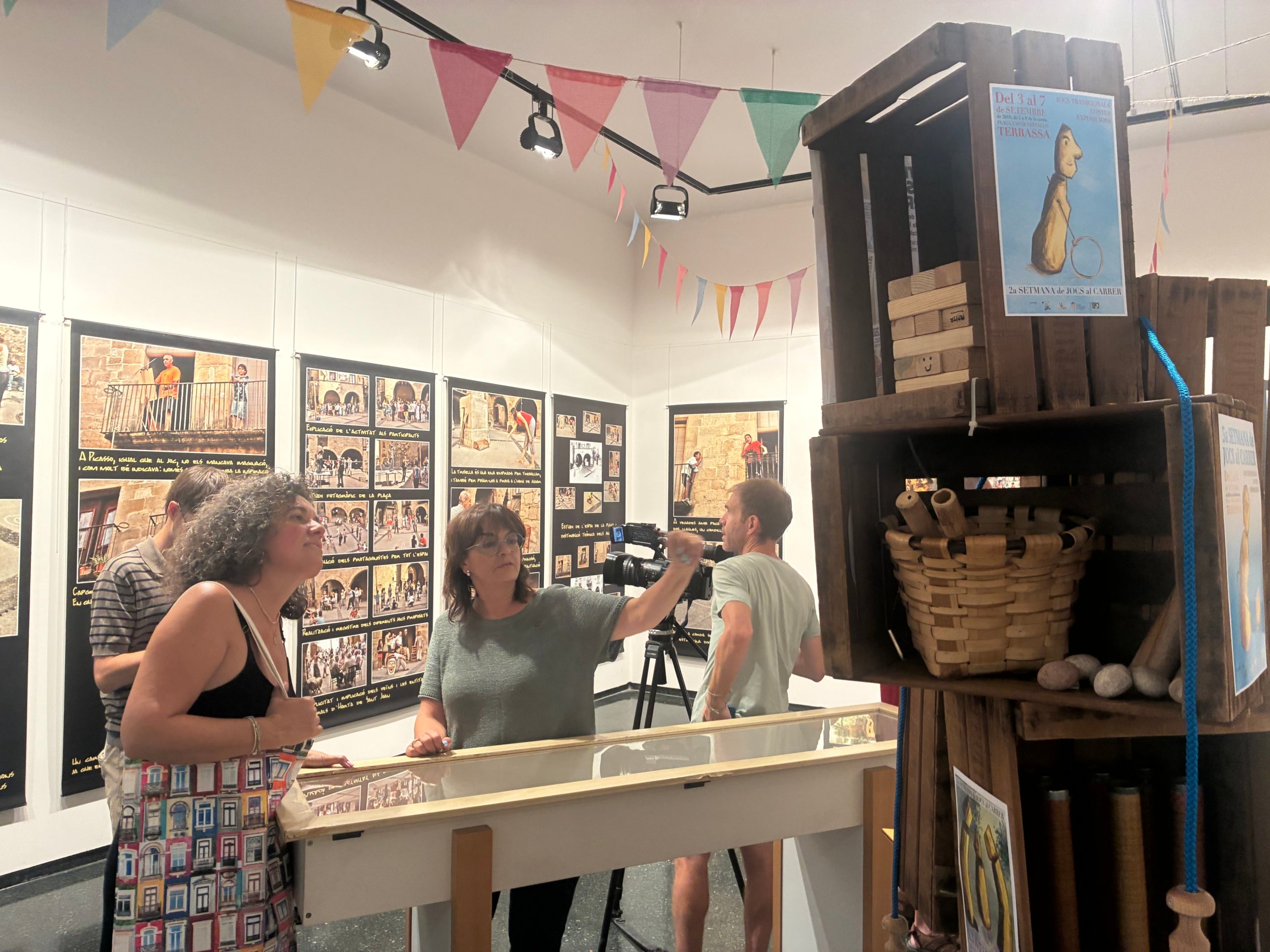 Amb el desplegament fotogràfic de l'experiència feta a Horta de Sant Joan el 2008 a la plaça del poble recreant el quadre del 1560 de Pieter Brueghel 'Jocs infantils' al voltant de la sala Salvador Alavedra d'Amics de les Arts i el pòster que en va sortir, l'associació terrassenca Vadejoc presenta fins al 13 de setembre, de 18h a 20h, l'exposició '10 anys de jocs', que celebra el desè aniversari d'aquesta Setmana de Jocs al Carrer, que enguany es du a terme del 31 d'agost al 4 de setembre al Vapor Ventalló. L'exposició ha comptat amb la col·laboració del col·lectiu Lo Llaüt de les Terres de l'Ebre. A la seva inauguració aquest dimarts amb el president de Vadejoc, Miqui Giménez, hi havia el responsable de Lo Llaüt, Biel Pubill, acompanyat de l'animador de jocs senegalesos d'Awalé, Jordi Climent, el regidor de Cultura, Joan Salvador, i el vocal d'Amics de les Arts, Francesc Prats. I, enmig de l'exposició, una estructura a manera de foguera de Sant Joan amb els jocs i joguines tradicionals en vitrines i els cartells de les nou edicions anteriors -les tres primeres obra de Jordi Seró- amb la síntesi que n'ha fet per a aquest any d'aniversari Anna Clariana | Vicenç Batalla
