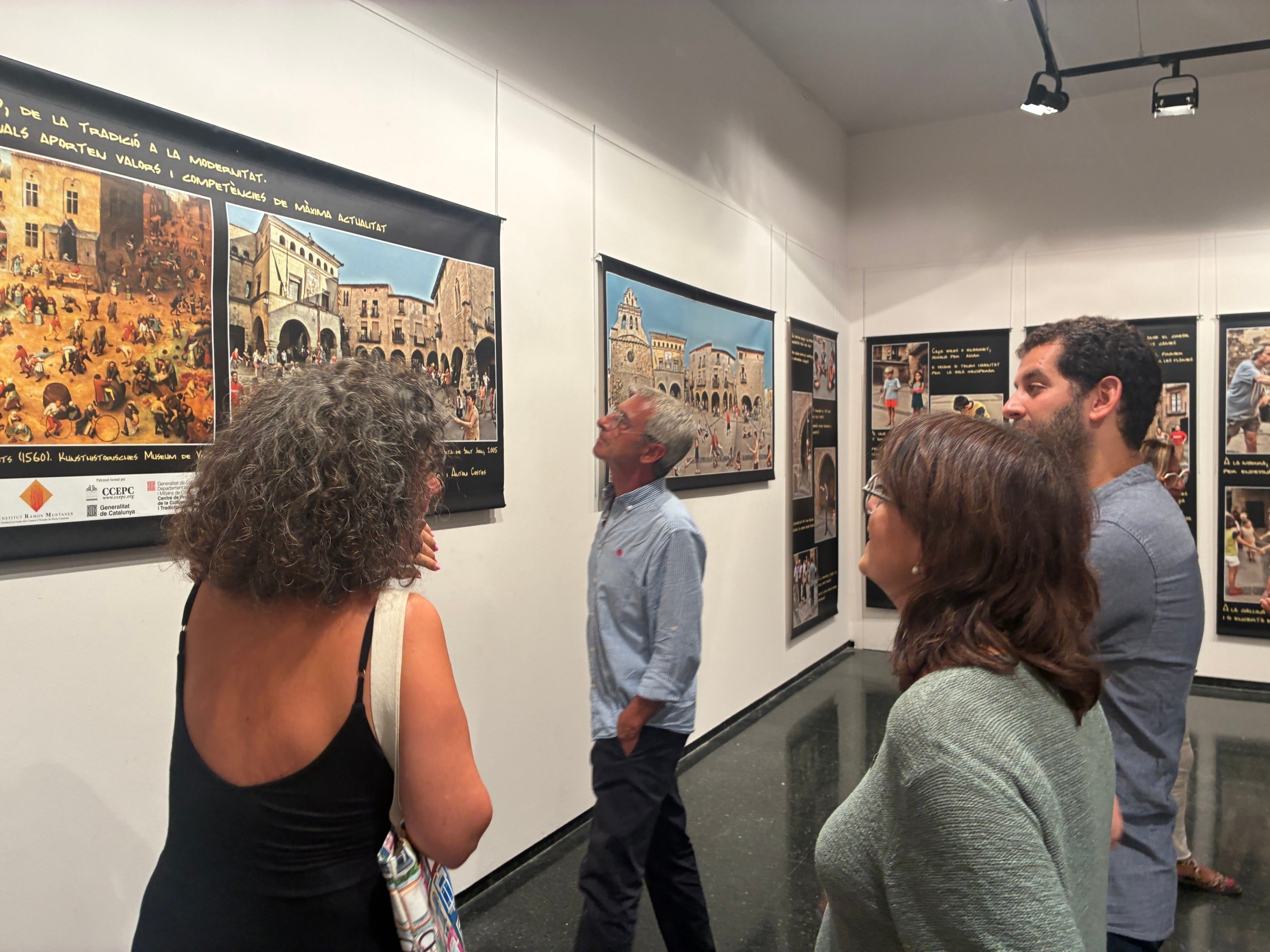 Amb el desplegament fotogràfic de l'experiència feta a Horta de Sant Joan el 2008 a la plaça del poble recreant el quadre del 1560 de Pieter Brueghel 'Jocs infantils' al voltant de la sala Salvador Alavedra d'Amics de les Arts i el pòster que en va sortir, l'associació terrassenca Vadejoc presenta fins al 13 de setembre, de 18h a 20h, l'exposició '10 anys de jocs', que celebra el desè aniversari d'aquesta Setmana de Jocs al Carrer, que enguany es du a terme del 31 d'agost al 4 de setembre al Vapor Ventalló. L'exposició ha comptat amb la col·laboració del col·lectiu Lo Llaüt de les Terres de l'Ebre. A la seva inauguració aquest dimarts amb el president de Vadejoc, Miqui Giménez, hi havia el responsable de Lo Llaüt, Biel Pubill, acompanyat de l'animador de jocs senegalesos d'Awalé, Jordi Climent, el regidor de Cultura, Joan Salvador, i el vocal d'Amics de les Arts, Francesc Prats. I, enmig de l'exposició, una estructura a manera de foguera de Sant Joan amb els jocs i joguines tradicionals en vitrines i els cartells de les nou edicions anteriors -les tres primeres obra de Jordi Seró- amb la síntesi que n'ha fet per a aquest any d'aniversari Anna Clariana | Vicenç Batalla