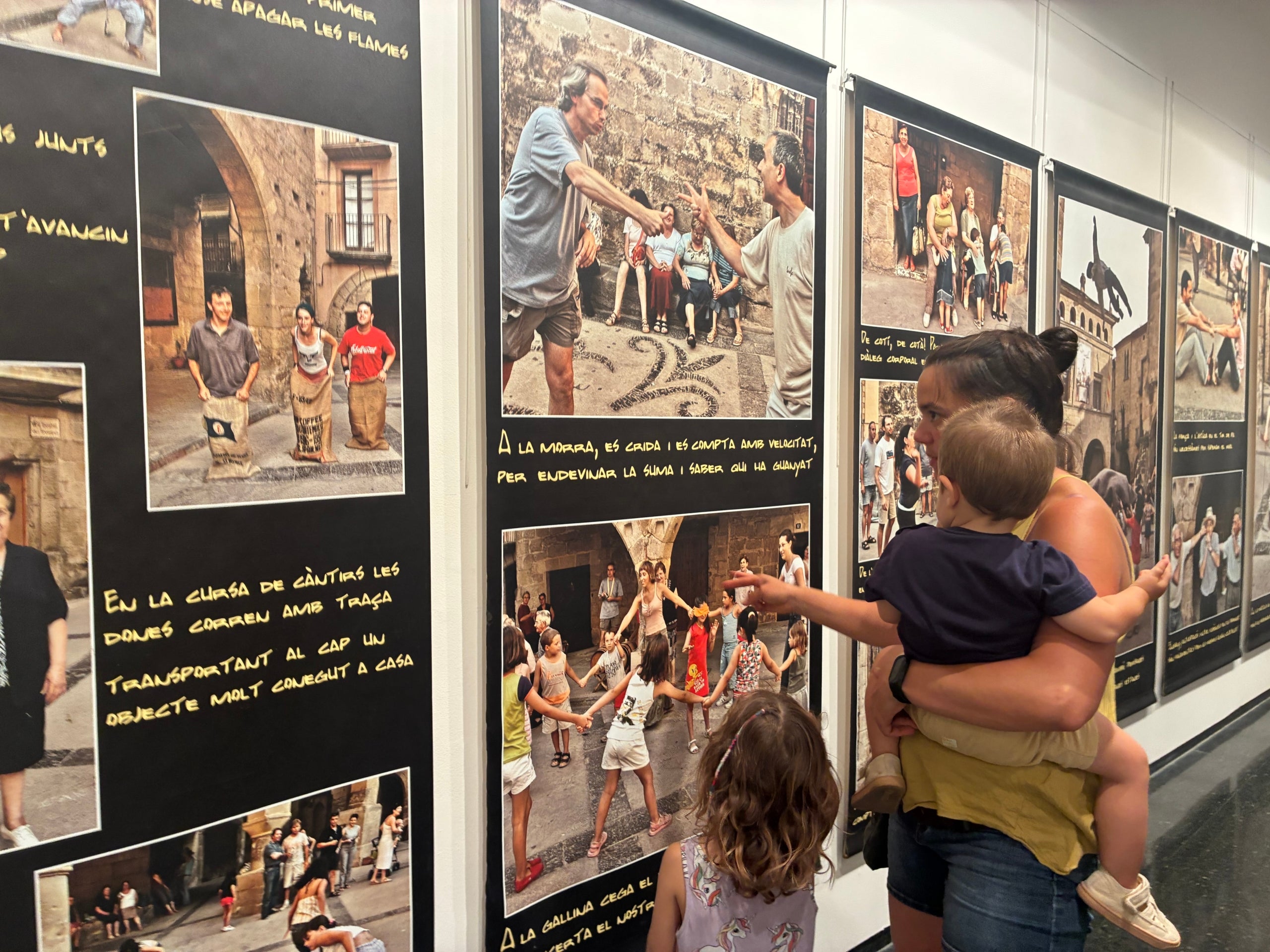 Amb el desplegament fotogràfic de l'experiència feta a Horta de Sant Joan el 2008 a la plaça del poble recreant el quadre del 1560 de Pieter Brueghel 'Jocs infantils' al voltant de la sala Salvador Alavedra d'Amics de les Arts i el pòster que en va sortir, l'associació terrassenca Vadejoc presenta fins al 13 de setembre, de 18h a 20h, l'exposició '10 anys de jocs', que celebra el desè aniversari d'aquesta Setmana de Jocs al Carrer, que enguany es du a terme del 31 d'agost al 4 de setembre al Vapor Ventalló. L'exposició ha comptat amb la col·laboració del col·lectiu Lo Llaüt de les Terres de l'Ebre. A la seva inauguració aquest dimarts amb el president de Vadejoc, Miqui Giménez, hi havia el responsable de Lo Llaüt, Biel Pubill, acompanyat de l'animador de jocs senegalesos d'Awalé, Jordi Climent, el regidor de Cultura, Joan Salvador, i el vocal d'Amics de les Arts, Francesc Prats. I, enmig de l'exposició, una estructura a manera de foguera de Sant Joan amb els jocs i joguines tradicionals en vitrines i els cartells de les nou edicions anteriors -les tres primeres obra de Jordi Seró- amb la síntesi que n'ha fet per a aquest any d'aniversari Anna Clariana | Vicenç Batalla