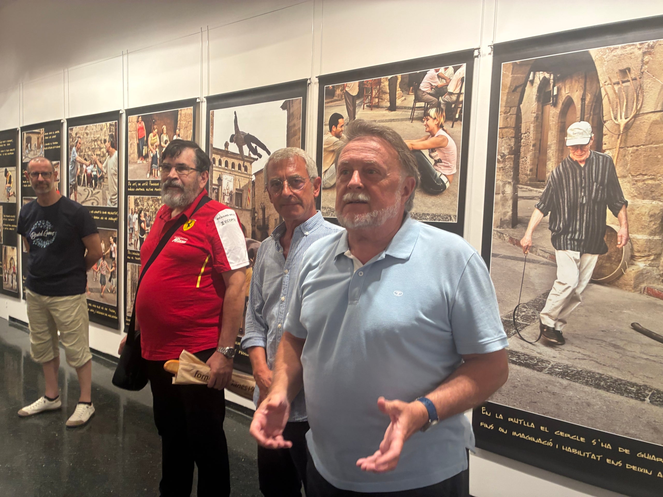 Amb el desplegament fotogràfic de l'experiència feta a Horta de Sant Joan el 2008 a la plaça del poble recreant el quadre del 1560 de Pieter Brueghel 'Jocs infantils' al voltant de la sala Salvador Alavedra d'Amics de les Arts i el pòster que en va sortir, l'associació terrassenca Vadejoc presenta fins al 13 de setembre, de 18h a 20h, l'exposició '10 anys de jocs', que celebra el desè aniversari d'aquesta Setmana de Jocs al Carrer, que enguany es du a terme del 31 d'agost al 4 de setembre al Vapor Ventalló. L'exposició ha comptat amb la col·laboració del col·lectiu Lo Llaüt de les Terres de l'Ebre. A la seva inauguració aquest dimarts amb el president de Vadejoc, Miqui Giménez, hi havia el responsable de Lo Llaüt, Biel Pubill, acompanyat de l'animador de jocs senegalesos d'Awalé, Jordi Climent, el regidor de Cultura, Joan Salvador, i el vocal d'Amics de les Arts, Francesc Prats. I, enmig de l'exposició, una estructura a manera de foguera de Sant Joan amb els jocs i joguines tradicionals en vitrines i els cartells de les nou edicions anteriors -les tres primeres obra de Jordi Seró- amb la síntesi que n'ha fet per a aquest any d'aniversari Anna Clariana | Vicenç Batalla