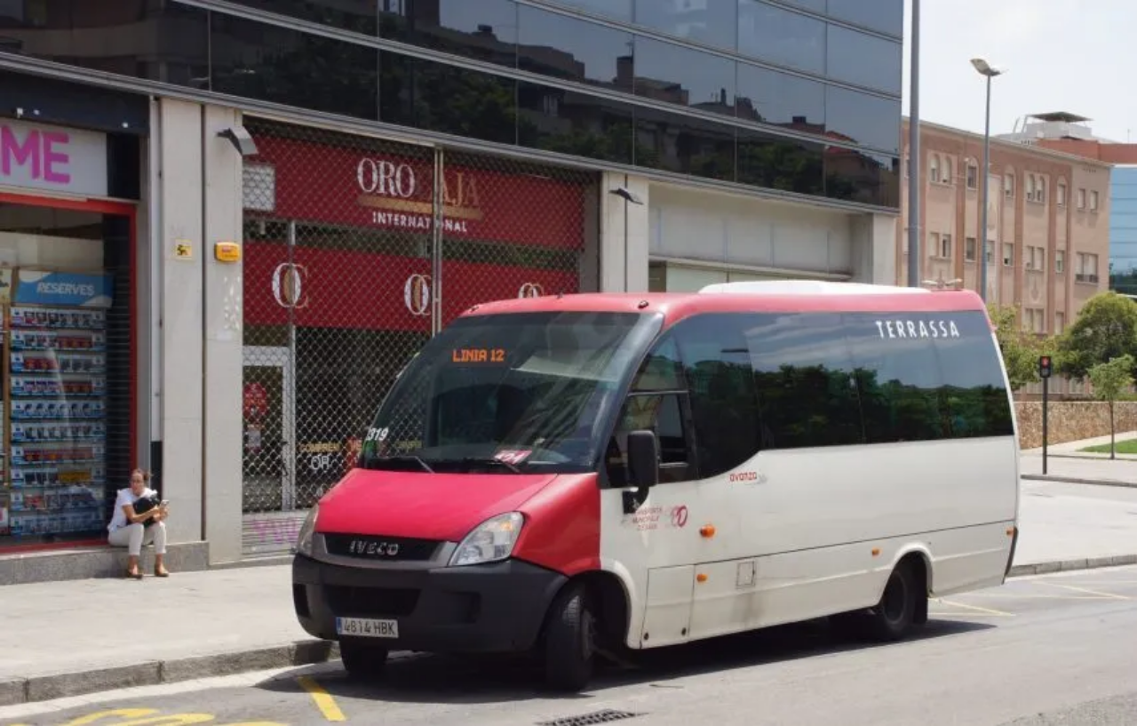 Torna el microbús de la L12 per donar cobertura a la nova parada 'Mussol' | Aj. Terrassa