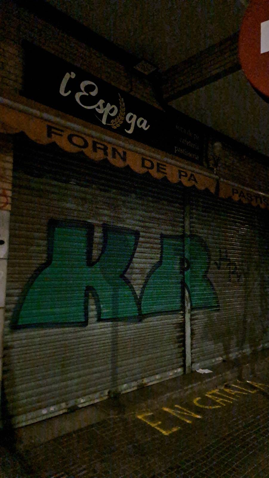 Aquesta matinada, s'ha dut a terme una nova acció en defensa de la llengua catalana en els establiments de la ciutat. Comerços i negocis del barri de Vallparadís s’han despertat aquest dimecres, dia 16 de setembre, amb adhesius i pintades que reclamen que la retolació, cartelleria i l'atenció als clients es faci en català. Els autors, que no és la primera vegada que fan una acció similar, recorden que aquestes empreses incompleixen la normativa de la Generalitat i de l'Ajuntament, i que són còmplices del retrocés de la llengua al nostra país | Cedida