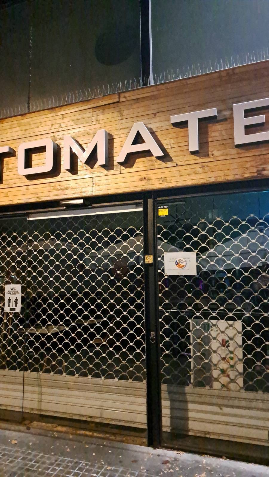 Aquesta matinada, s'ha dut a terme una nova acció en defensa de la llengua catalana en els establiments de la ciutat. Comerços i negocis del barri de Vallparadís s’han despertat aquest dimecres, dia 16 de setembre, amb adhesius i pintades que reclamen que la retolació, cartelleria i l'atenció als clients es faci en català. Els autors, que no és la primera vegada que fan una acció similar, recorden que aquestes empreses incompleixen la normativa de la Generalitat i de l'Ajuntament, i que són còmplices del retrocés de la llengua al nostra país | Cedida
