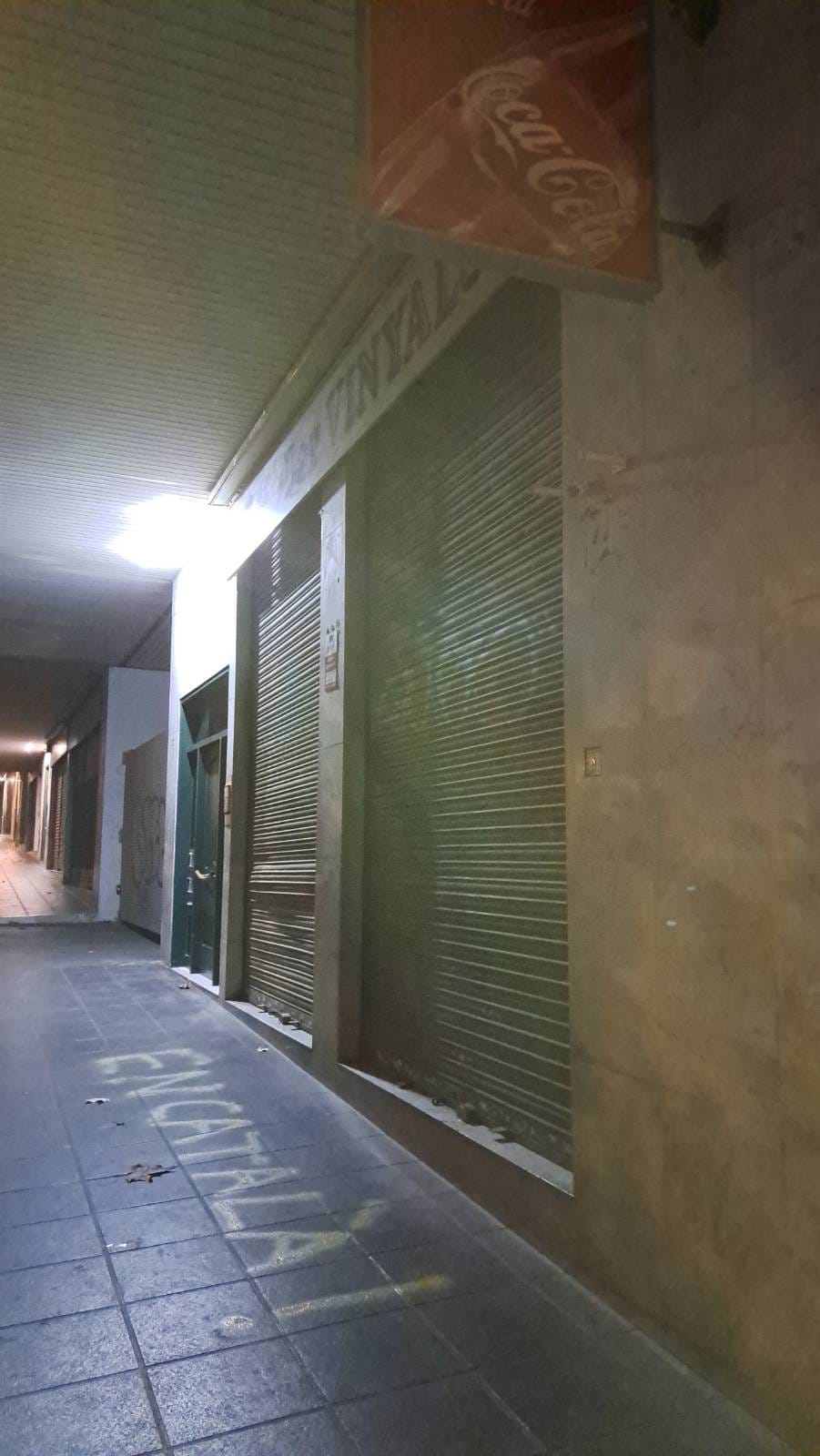 Aquesta matinada, s'ha dut a terme una nova acció en defensa de la llengua catalana en els establiments de la ciutat. Comerços i negocis del barri de Vallparadís s’han despertat aquest dimecres, dia 16 de setembre, amb adhesius i pintades que reclamen que la retolació, cartelleria i l'atenció als clients es faci en català. Els autors, que no és la primera vegada que fan una acció similar, recorden que aquestes empreses incompleixen la normativa de la Generalitat i de l'Ajuntament, i que són còmplices del retrocés de la llengua al nostra país | Cedida