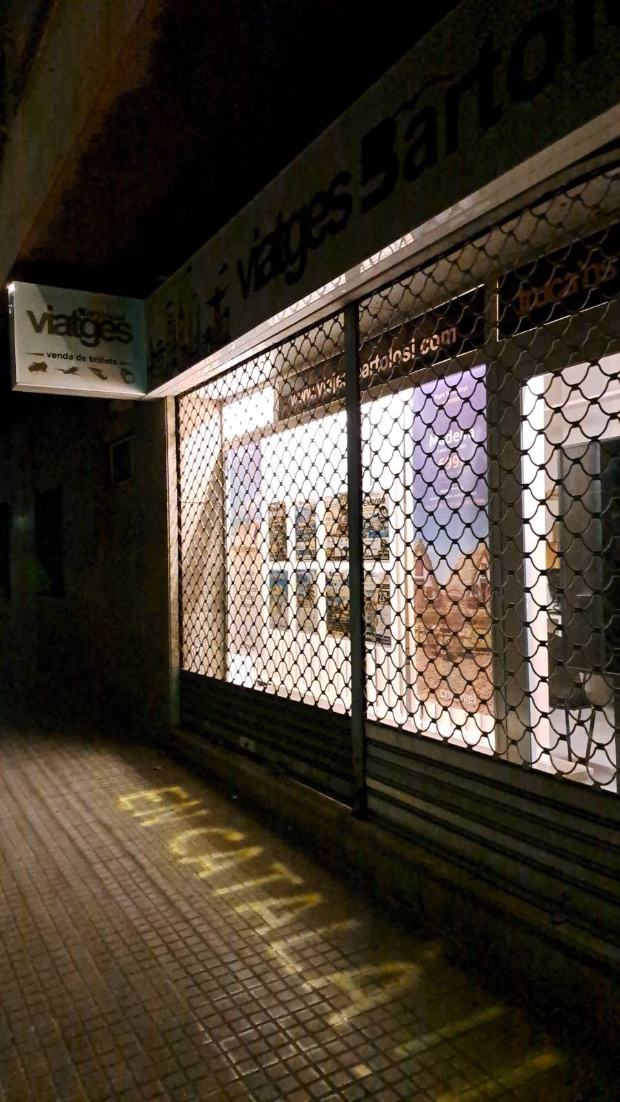 Aquesta matinada, s'ha dut a terme una nova acció en defensa de la llengua catalana en els establiments de la ciutat. Comerços i negocis del barri de Vallparadís s’han despertat aquest dimecres, dia 16 de setembre, amb adhesius i pintades que reclamen que la retolació, cartelleria i l'atenció als clients es faci en català. Els autors, que no és la primera vegada que fan una acció similar, recorden que aquestes empreses incompleixen la normativa de la Generalitat i de l'Ajuntament, i que són còmplices del retrocés de la llengua al nostra país | Cedida