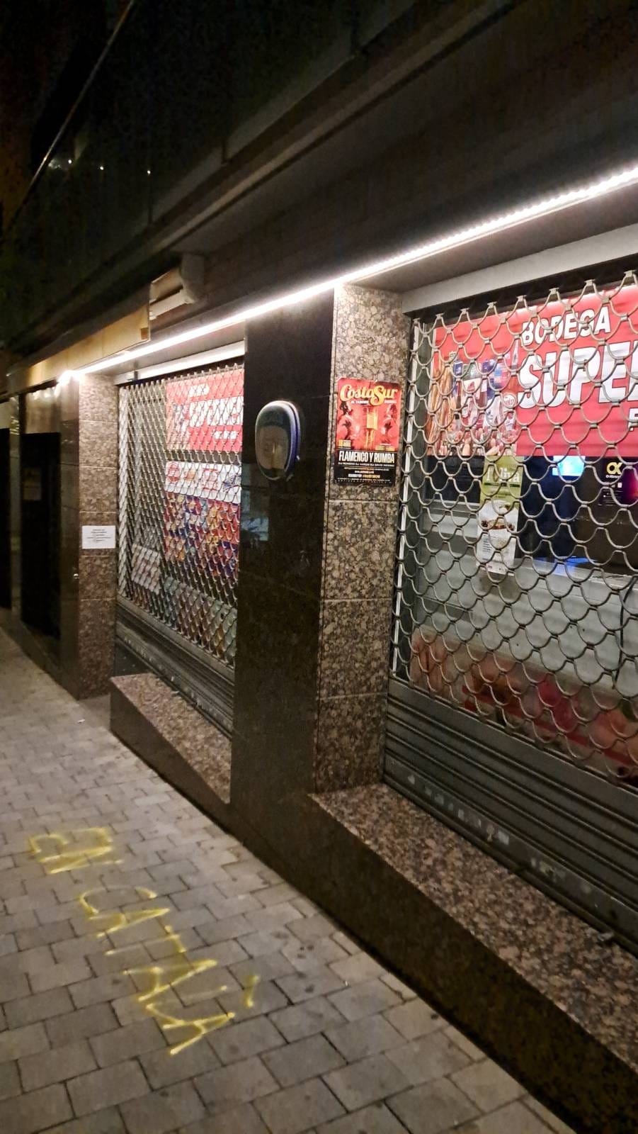 Aquesta matinada, s'ha dut a terme una nova acció en defensa de la llengua catalana en els establiments de la ciutat. Comerços i negocis del barri de Vallparadís s’han despertat aquest dimecres, dia 16 de setembre, amb adhesius i pintades que reclamen que la retolació, cartelleria i l'atenció als clients es faci en català. Els autors, que no és la primera vegada que fan una acció similar, recorden que aquestes empreses incompleixen la normativa de la Generalitat i de l'Ajuntament, i que són còmplices del retrocés de la llengua al nostra país | Cedida