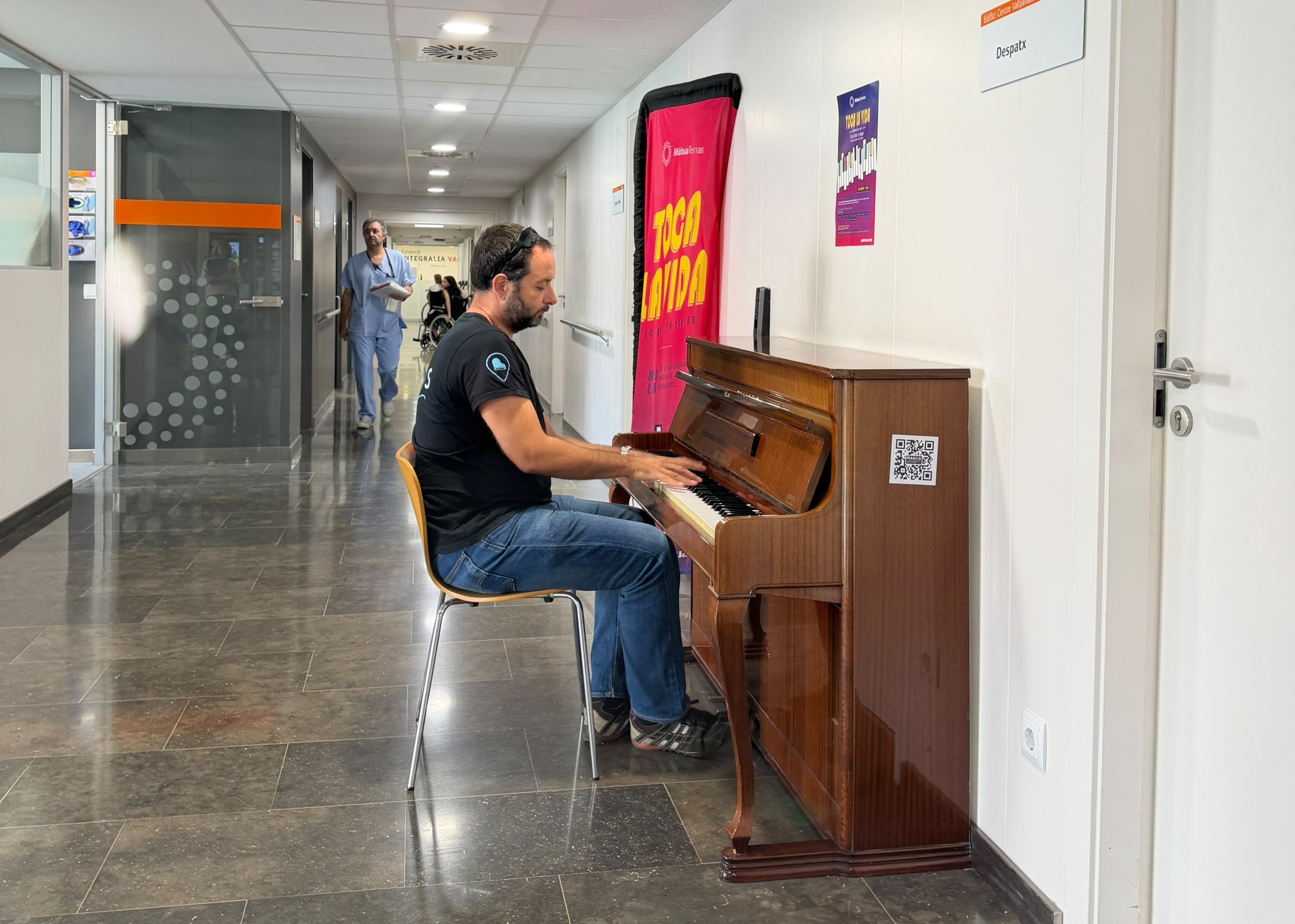 Nou piano de paret i de color fusta al vestíbul de MútuaTerrassa | HUMT