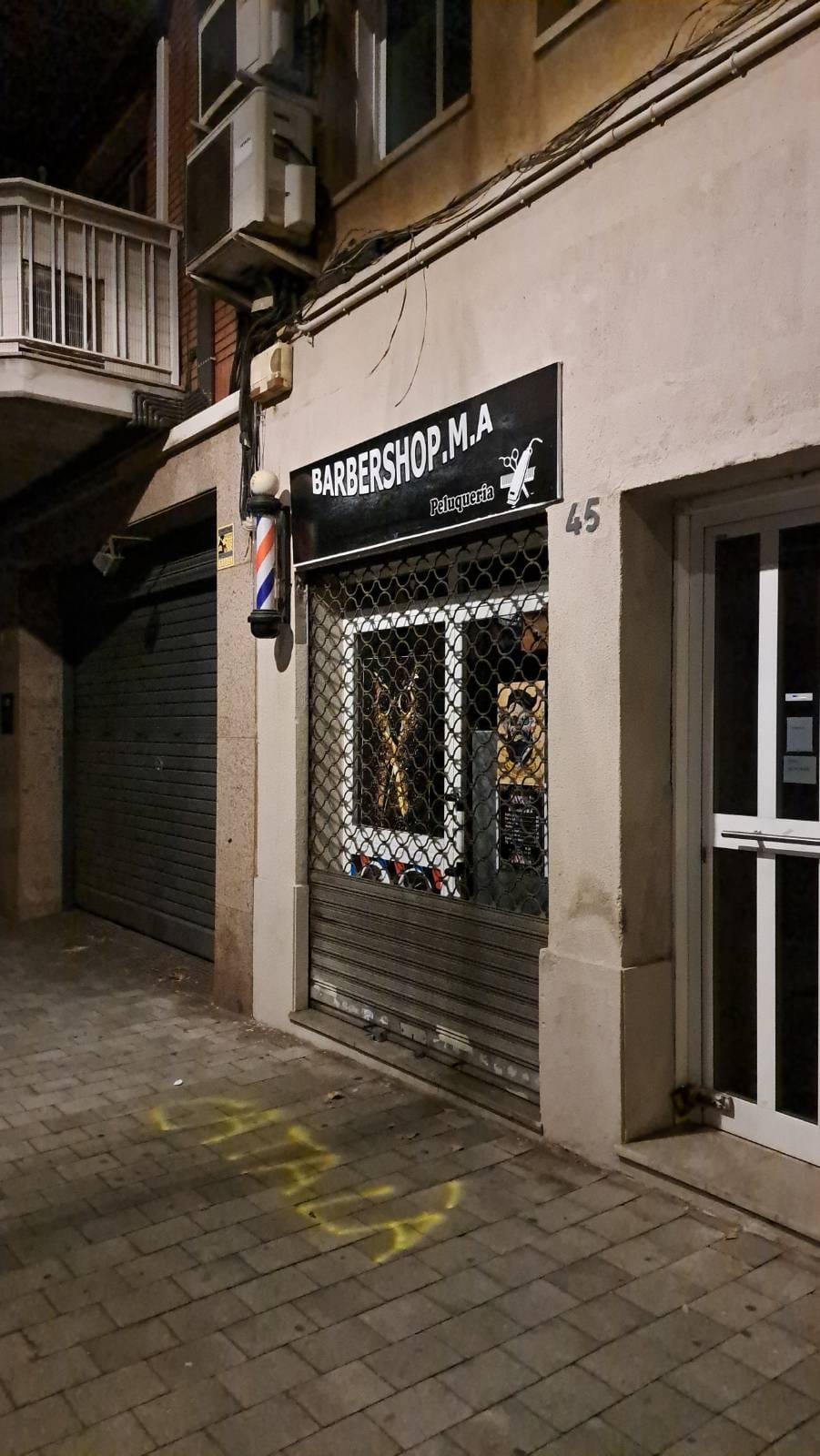 Aquesta matinada, s'ha dut a terme una nova acció en defensa de la llengua catalana en els establiments de la ciutat. Comerços i negocis del barri de Vallparadís s’han despertat aquest dimecres, dia 16 de setembre, amb adhesius i pintades que reclamen que la retolació, cartelleria i l'atenció als clients es faci en català. Els autors, que no és la primera vegada que fan una acció similar, recorden que aquestes empreses incompleixen la normativa de la Generalitat i de l'Ajuntament, i que són còmplices del retrocés de la llengua al nostra país | Cedida