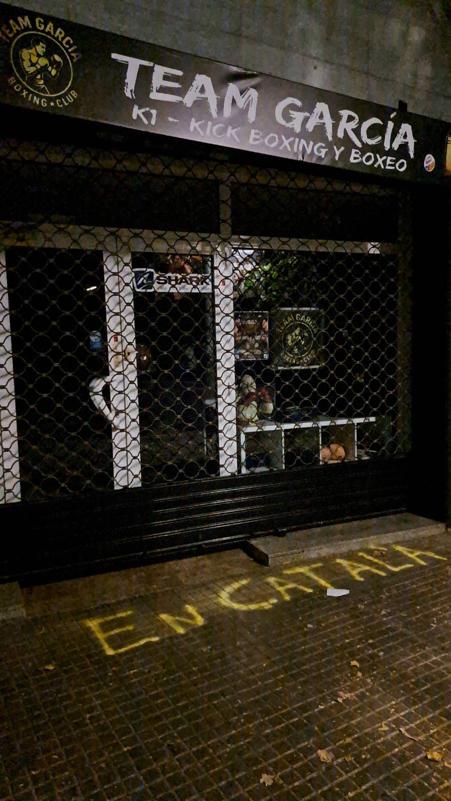 Aquesta matinada, s'ha dut a terme una nova acció en defensa de la llengua catalana en els establiments de la ciutat. Comerços i negocis del barri de Vallparadís s’han despertat aquest dimecres, dia 16 de setembre, amb adhesius i pintades que reclamen que la retolació, cartelleria i l'atenció als clients es faci en català. Els autors, que no és la primera vegada que fan una acció similar, recorden que aquestes empreses incompleixen la normativa de la Generalitat i de l'Ajuntament, i que són còmplices del retrocés de la llengua al nostra país | Cedida