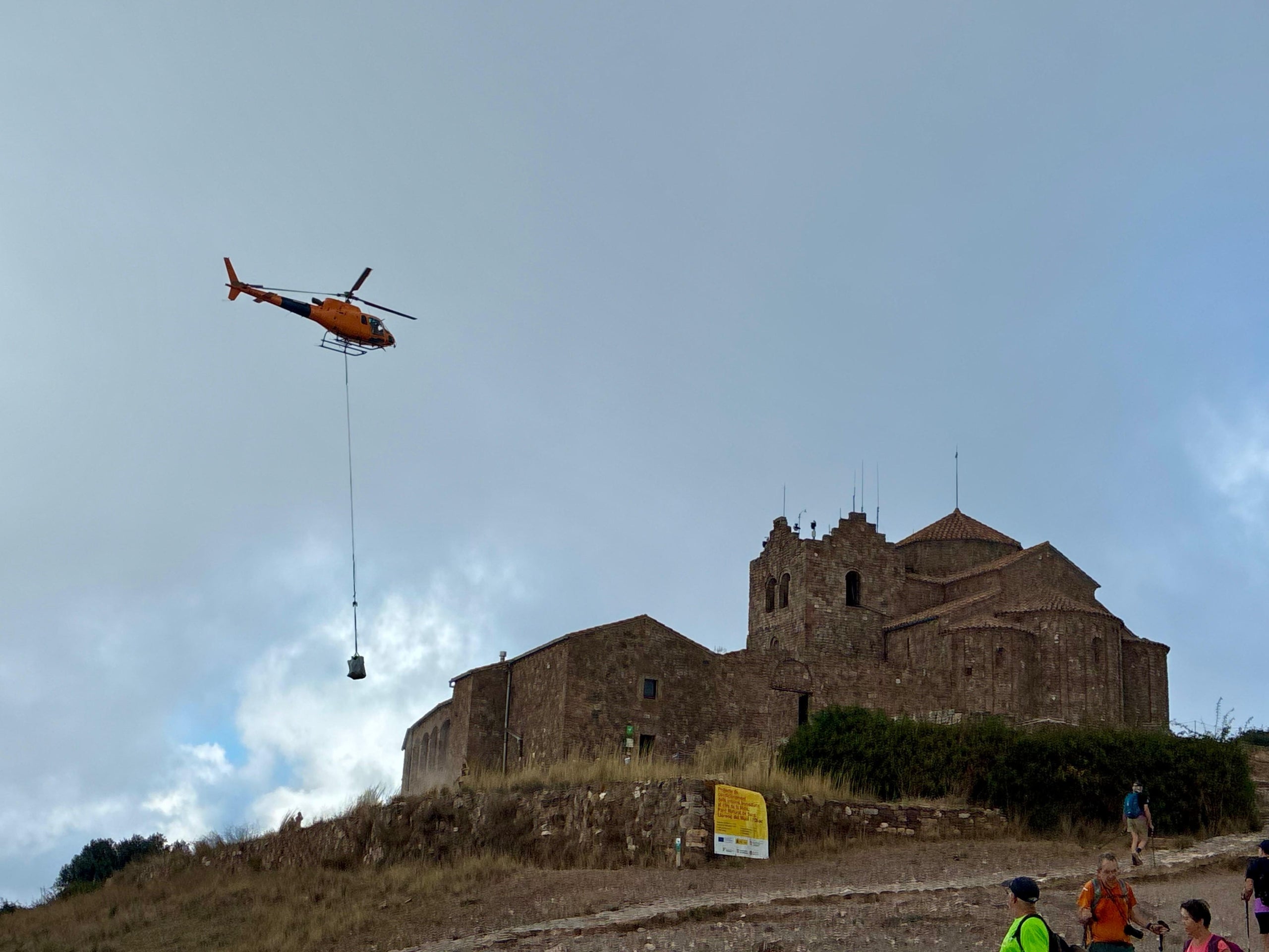 Helicòpter portant material al cim de La Mola | F. Troya