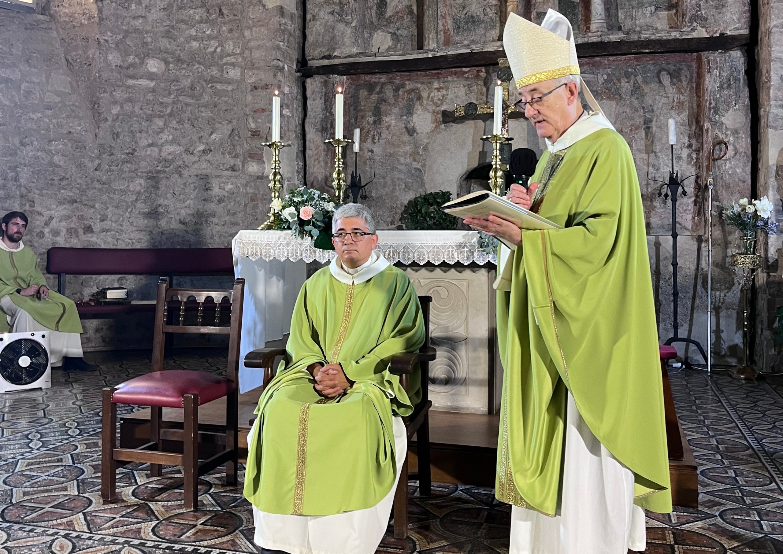 Missa del bisbe Salvador Cristau amb el nou rector de la parròquia de Sant Pere, mossèn Carles Cahuana | Bisbat de Terrassa