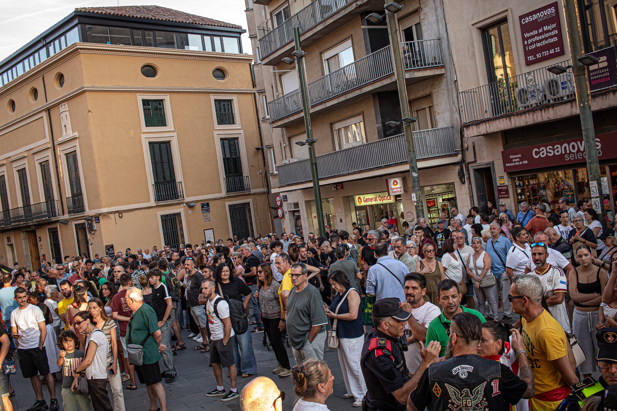 El Raval de Montserrat ha acollit aquest dimecres, dia 2 de setembre, una doble concentració amb Ceuta com a protagonista. Per una banda, hi havia “Por Ceuta, Unidos por España”, una iniciativa sorgida des de les xarxes socials i secundada per partits com PP i VOX, que vol donar suport al municipi en aquests moments de crisi migratòria. Mentre que com a rèplica, des de la Unitat Contra el Feixisme i el Racisme havien demanat a la ciutadania omplir l'espai amb una Jam musical contra la intolerància. Com era inevitable, les dues s'han acabat trobant, i això ha provocat alguns moments de tensió, però la forta presència policial ha impedit que la cosa anés a més, tot i que els crits a banda i banda s'han fet sentir. Des dels antifeixistes s’ha denunciat públicament la presència de banderes i simbologia racista i la seva impunitat per exhibir-la.