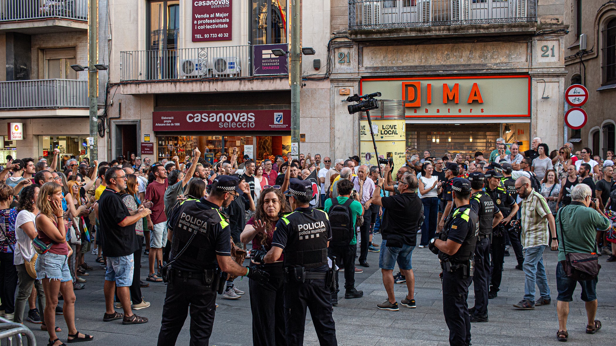 El Raval de Montserrat ha acollit aquest dimecres, dia 2 de setembre, una doble concentració amb Ceuta com a protagonista. Per una banda, hi havia “Por Ceuta, Unidos por España”, una iniciativa sorgida des de les xarxes socials i secundada per partits com PP i VOX, que vol donar suport al municipi en aquests moments de crisi migratòria. Mentre que com a rèplica, des de la Unitat Contra el Feixisme i el Racisme havien demanat a la ciutadania omplir l'espai amb una Jam musical contra la intolerància. Com era inevitable, les dues s'han acabat trobant, i això ha provocat alguns moments de tensió, però la forta presència policial ha impedit que la cosa anés a més, tot i que els crits a banda i banda s'han fet sentir. Des dels antifeixistes s’ha denunciat públicament la presència de banderes i simbologia racista i la seva impunitat per exhibir-la.