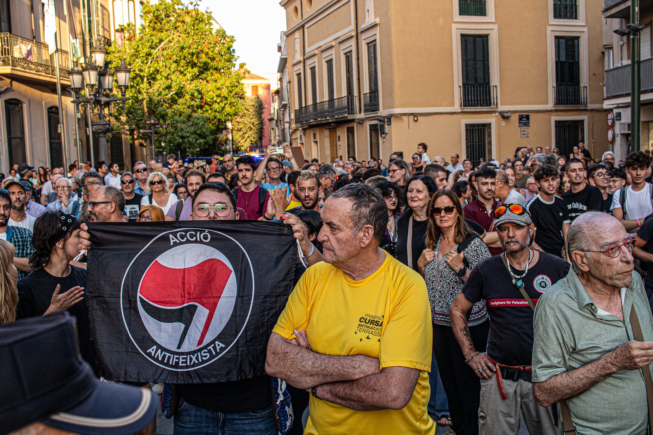 El Raval de Montserrat ha acollit aquest dimecres, dia 2 de setembre, una doble concentració amb Ceuta com a protagonista. Per una banda, hi havia “Por Ceuta, Unidos por España”, una iniciativa sorgida des de les xarxes socials i secundada per partits com PP i VOX, que vol donar suport al municipi en aquests moments de crisi migratòria. Mentre que com a rèplica, des de la Unitat Contra el Feixisme i el Racisme havien demanat a la ciutadania omplir l'espai amb una Jam musical contra la intolerància. Com era inevitable, les dues s'han acabat trobant, i això ha provocat alguns moments de tensió, però la forta presència policial ha impedit que la cosa anés a més, tot i que els crits a banda i banda s'han fet sentir. Des dels antifeixistes s’ha denunciat públicament la presència de banderes i simbologia racista i la seva impunitat per exhibir-la.