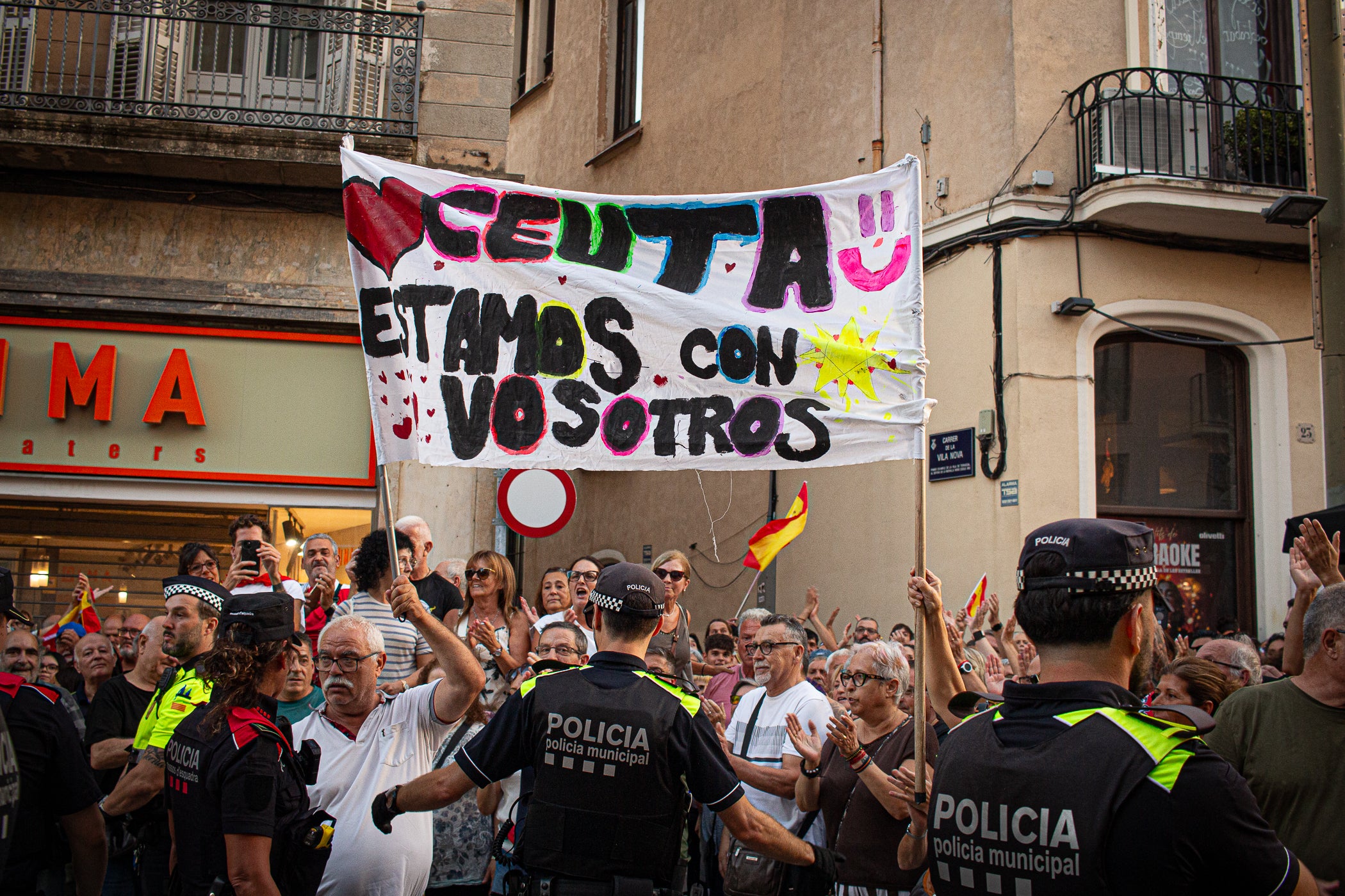 El Raval de Montserrat ha acollit aquest dimecres, dia 2 de setembre, una doble concentració amb Ceuta com a protagonista. Per una banda, hi havia “Por Ceuta, Unidos por España”, una iniciativa sorgida des de les xarxes socials i secundada per partits com PP i VOX, que vol donar suport al municipi en aquests moments de crisi migratòria. Mentre que com a rèplica, des de la Unitat Contra el Feixisme i el Racisme havien demanat a la ciutadania omplir l'espai amb una Jam musical contra la intolerància. Com era inevitable, les dues s'han acabat trobant, i això ha provocat alguns moments de tensió, però la forta presència policial ha impedit que la cosa anés a més, tot i que els crits a banda i banda s'han fet sentir. Des dels antifeixistes s’ha denunciat públicament la presència de banderes i simbologia racista i la seva impunitat per exhibir-la.