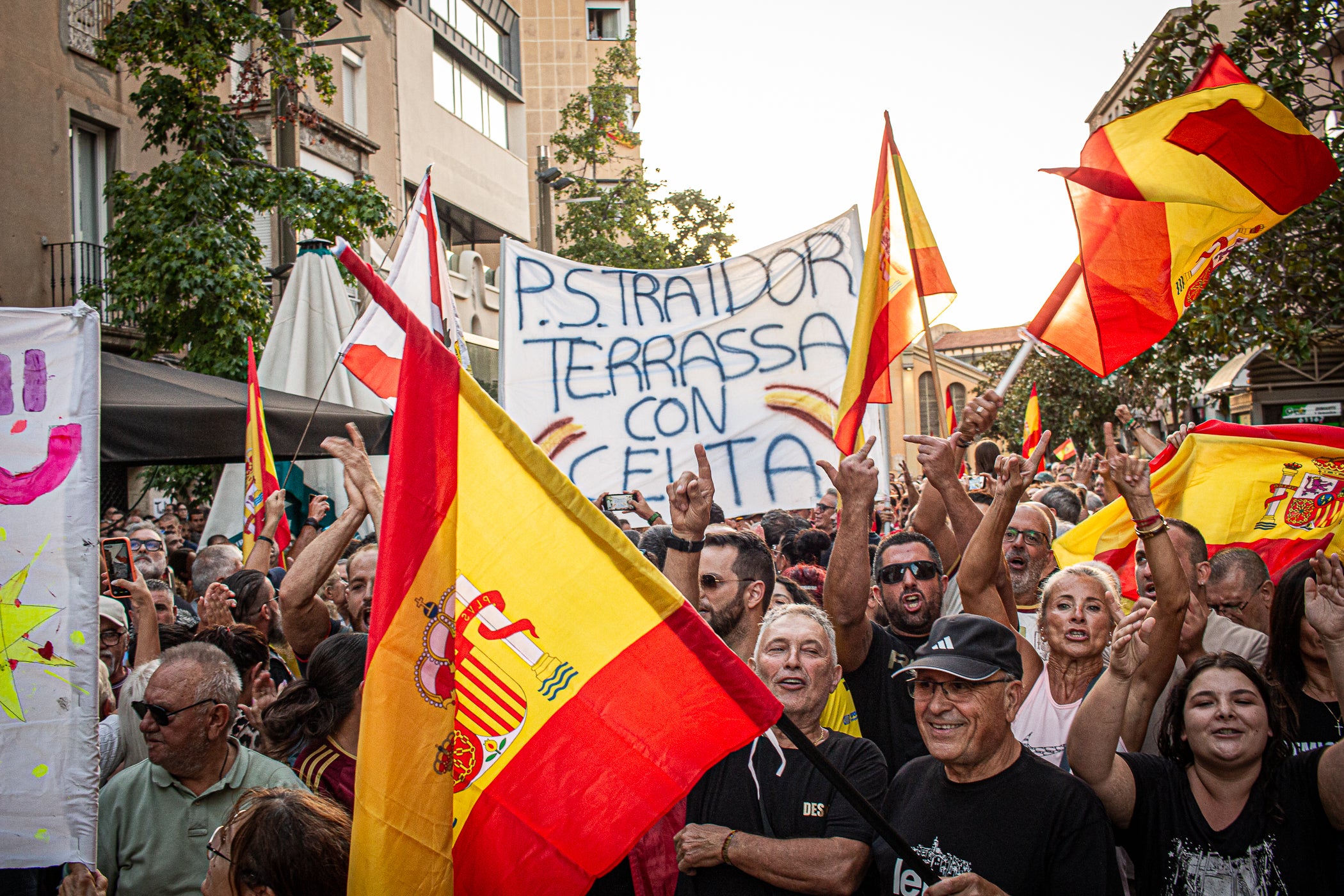 El Raval de Montserrat ha acollit aquest dimecres, dia 2 de setembre, una doble concentració amb Ceuta com a protagonista. Per una banda, hi havia “Por Ceuta, Unidos por España”, una iniciativa sorgida des de les xarxes socials i secundada per partits com PP i VOX, que vol donar suport al municipi en aquests moments de crisi migratòria. Mentre que com a rèplica, des de la Unitat Contra el Feixisme i el Racisme havien demanat a la ciutadania omplir l'espai amb una Jam musical contra la intolerància. Com era inevitable, les dues s'han acabat trobant, i això ha provocat alguns moments de tensió, però la forta presència policial ha impedit que la cosa anés a més, tot i que els crits a banda i banda s'han fet sentir. Des dels antifeixistes s’ha denunciat públicament la presència de banderes i simbologia racista i la seva impunitat per exhibir-la.