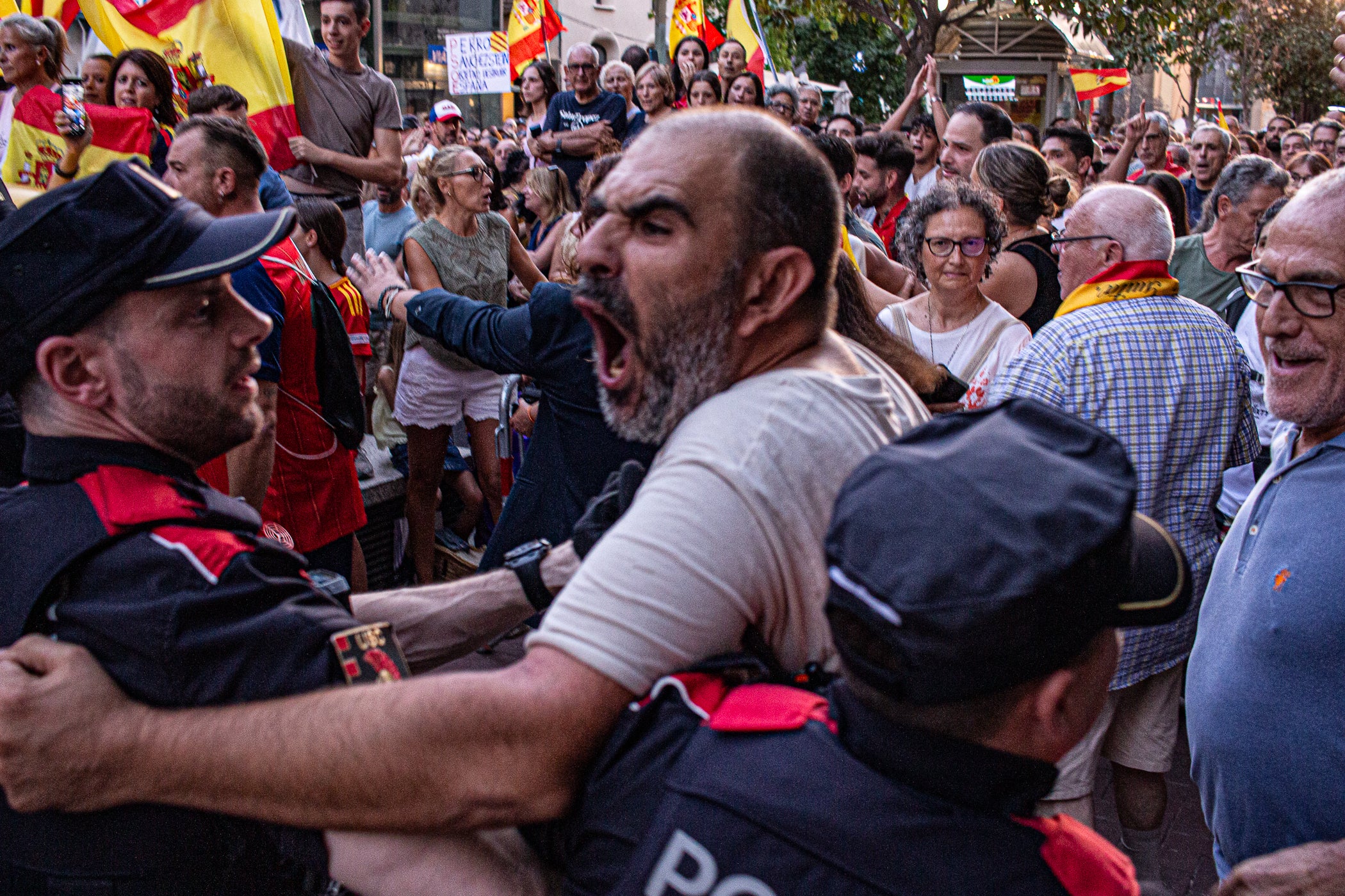 El Raval de Montserrat ha acollit aquest dimecres, dia 2 de setembre, una doble concentració amb Ceuta com a protagonista. Per una banda, hi havia “Por Ceuta, Unidos por España”, una iniciativa sorgida des de les xarxes socials i secundada per partits com PP i VOX, que vol donar suport al municipi en aquests moments de crisi migratòria. Mentre que com a rèplica, des de la Unitat Contra el Feixisme i el Racisme havien demanat a la ciutadania omplir l'espai amb una Jam musical contra la intolerància. Com era inevitable, les dues s'han acabat trobant, i això ha provocat alguns moments de tensió, però la forta presència policial ha impedit que la cosa anés a més, tot i que els crits a banda i banda s'han fet sentir. Des dels antifeixistes s’ha denunciat públicament la presència de banderes i simbologia racista i la seva impunitat per exhibir-la.