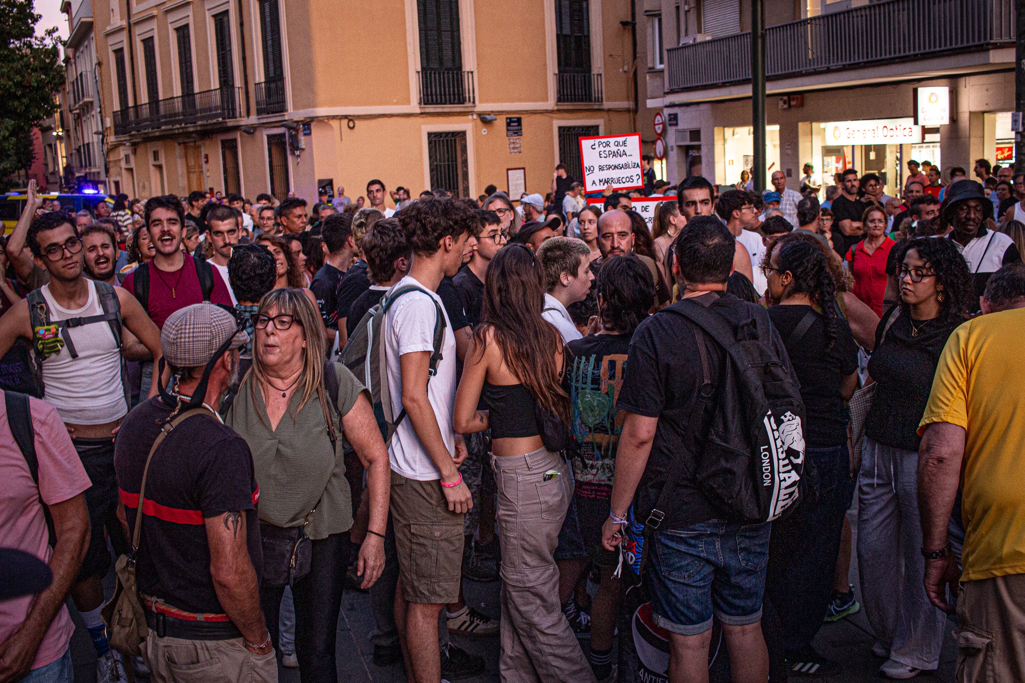 El Raval de Montserrat ha acollit aquest dimecres, dia 2 de setembre, una doble concentració amb Ceuta com a protagonista. Per una banda, hi havia “Por Ceuta, Unidos por España”, una iniciativa sorgida des de les xarxes socials i secundada per partits com PP i VOX, que vol donar suport al municipi en aquests moments de crisi migratòria. Mentre que com a rèplica, des de la Unitat Contra el Feixisme i el Racisme havien demanat a la ciutadania omplir l'espai amb una Jam musical contra la intolerància. Com era inevitable, les dues s'han acabat trobant, i això ha provocat alguns moments de tensió, però la forta presència policial ha impedit que la cosa anés a més, tot i que els crits a banda i banda s'han fet sentir. Des dels antifeixistes s’ha denunciat públicament la presència de banderes i simbologia racista i la seva impunitat per exhibir-la.