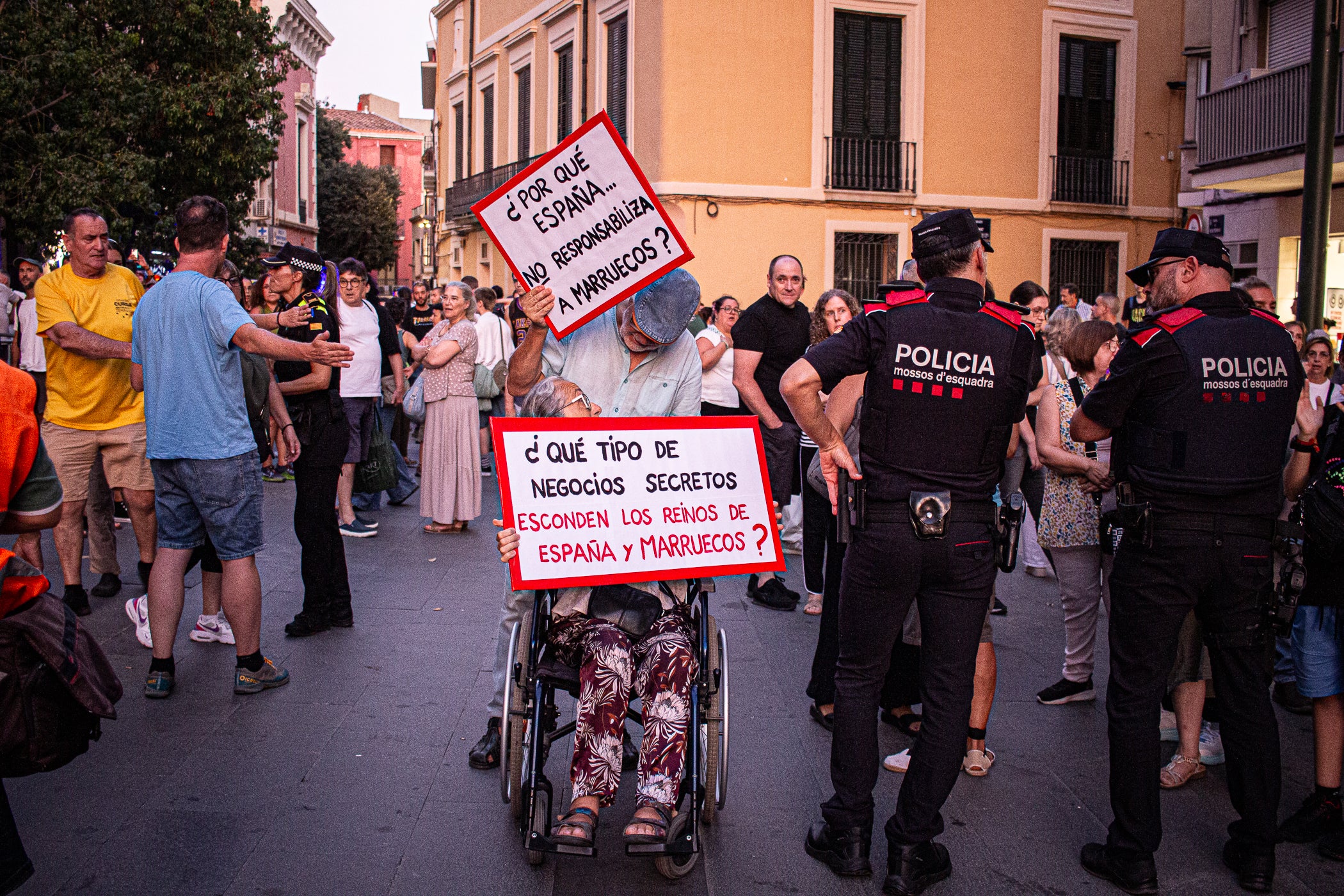 El Raval de Montserrat ha acollit aquest dimecres, dia 2 de setembre, una doble concentració amb Ceuta com a protagonista. Per una banda, hi havia “Por Ceuta, Unidos por España”, una iniciativa sorgida des de les xarxes socials i secundada per partits com PP i VOX, que vol donar suport al municipi en aquests moments de crisi migratòria. Mentre que com a rèplica, des de la Unitat Contra el Feixisme i el Racisme havien demanat a la ciutadania omplir l'espai amb una Jam musical contra la intolerància. Com era inevitable, les dues s'han acabat trobant, i això ha provocat alguns moments de tensió, però la forta presència policial ha impedit que la cosa anés a més, tot i que els crits a banda i banda s'han fet sentir. Des dels antifeixistes s’ha denunciat públicament la presència de banderes i simbologia racista i la seva impunitat per exhibir-la.