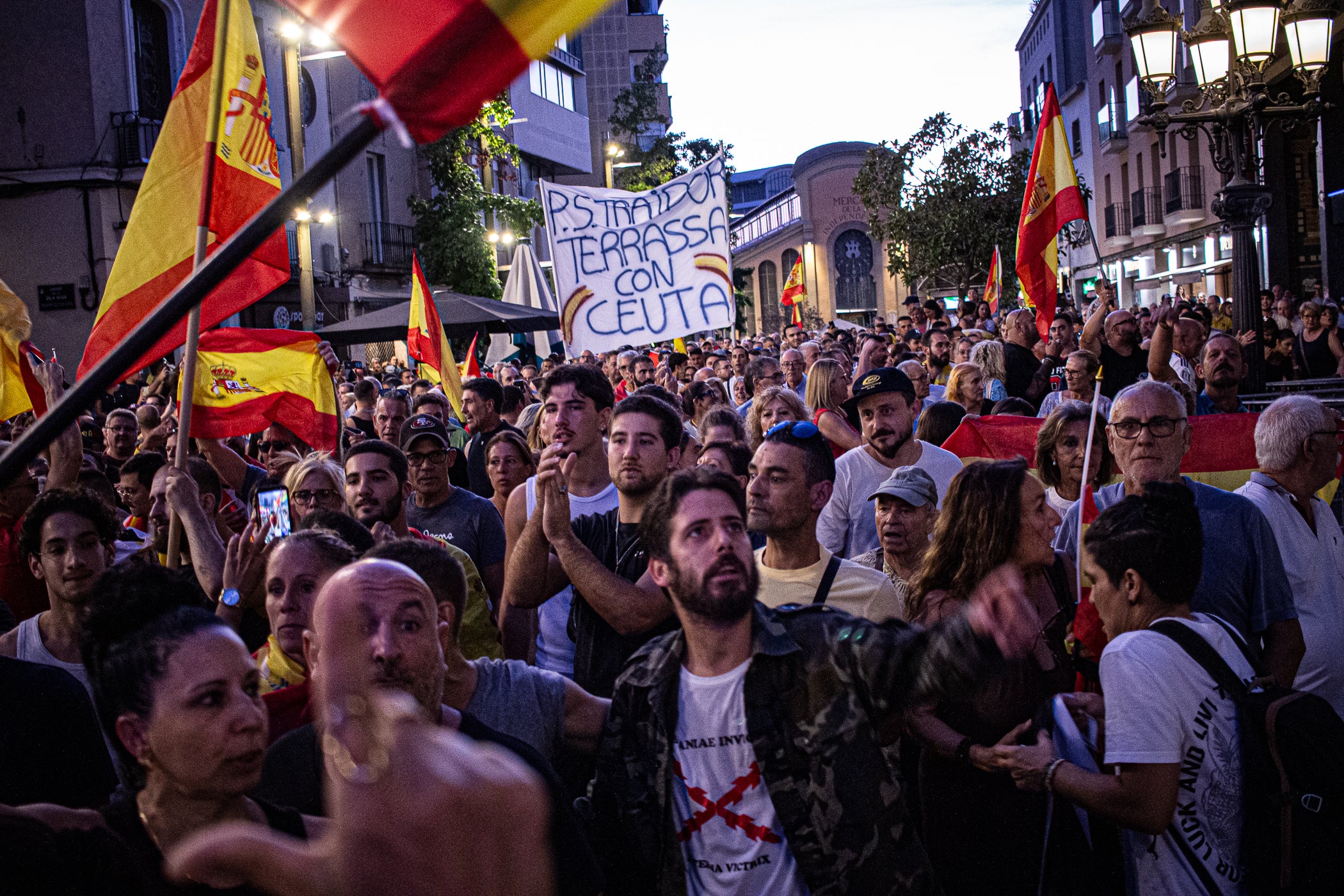 El Raval de Montserrat ha acollit aquest dimecres, dia 2 de setembre, una doble concentració amb Ceuta com a protagonista. Per una banda, hi havia “Por Ceuta, Unidos por España”, una iniciativa sorgida des de les xarxes socials i secundada per partits com PP i VOX, que vol donar suport al municipi en aquests moments de crisi migratòria. Mentre que com a rèplica, des de la Unitat Contra el Feixisme i el Racisme havien demanat a la ciutadania omplir l'espai amb una Jam musical contra la intolerància. Com era inevitable, les dues s'han acabat trobant, i això ha provocat alguns moments de tensió, però la forta presència policial ha impedit que la cosa anés a més, tot i que els crits a banda i banda s'han fet sentir. Des dels antifeixistes s’ha denunciat públicament la presència de banderes i simbologia racista i la seva impunitat per exhibir-la.