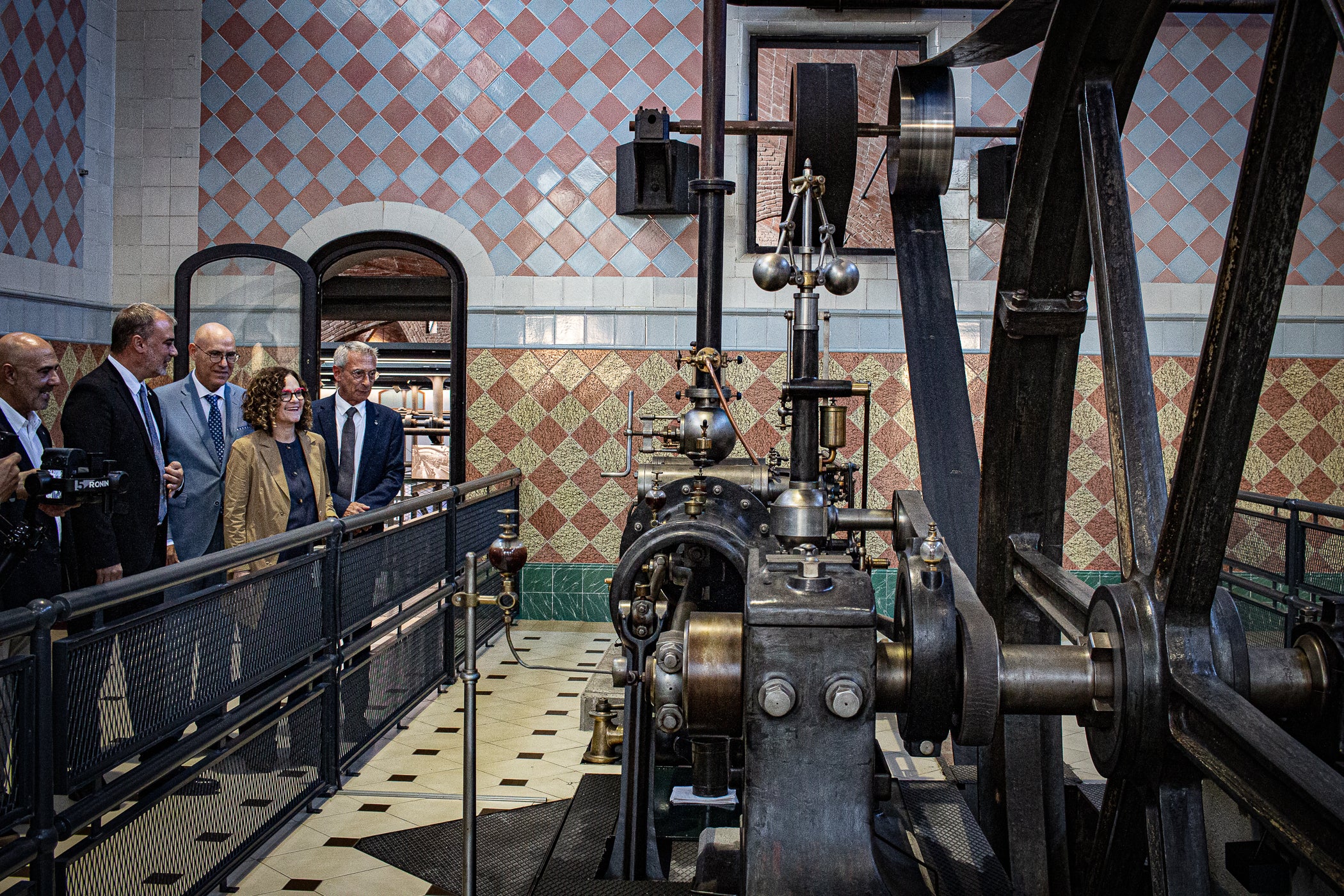 El Museu Nacional de la Ciència i la Tècnica de Catalunya, amb seu Terrassa, ha reobert les seves portes després d'11 mesos tancat per executar importants obres de millora en la climatització i l'eficiència energètica. L'acte, conduït per la periodista cultural Adriana Díaz, ha comptat amb la presència de la consellera de Cultura, Sònia Hernández, l'alcalde de Terrassa, Jordi Ballart, i el director del MNACTEC, Albert Tulleuda. A banda dels parlaments, els assistents també han gaudit d'un breu recital de theremin i piano, a càrrec de Quim Bertran i Anatoli Serra, i amb un aixecament conjunt de pilars dels Minyons de Terrassa i els Castellers de Terrassa al pati històric del museu | Javi González