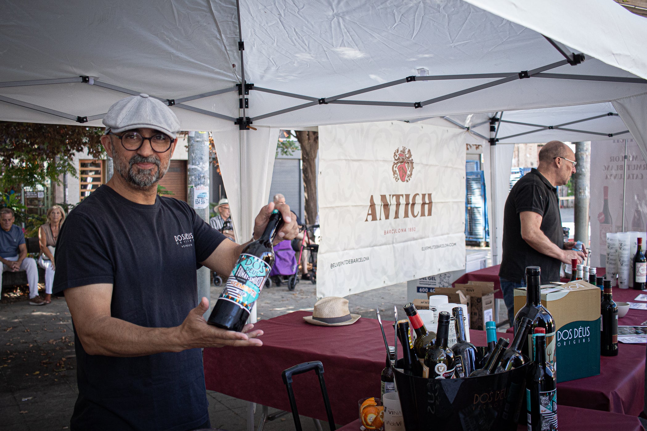El mitjà digital MónTerrassa ha celebrat una gran festa pels seus 10 anys d'existència. L'acte, que ha tingut lloc aquest dissabte dia 19 de setembre a la plaça Progrés, ha comptat amb l'actuació musical d'Axel Davis Duo i una degustació dels vermuts de Dos Déus, Antich i 3 Setmanes Blanc i Negre. A més, també ha gaudit de la destacada presència del president del Parlament de Catalunya, Josep Rull, i de l'alcalde de Terrassa, Jordi Ballart. Els assistents també s'han pogut emportar un exemplar de la primera edició de la revista de MónTerrassa, a més d'una bossa i un punt de llibre fets exclusivament per celebrar els 10 anys | Javi González