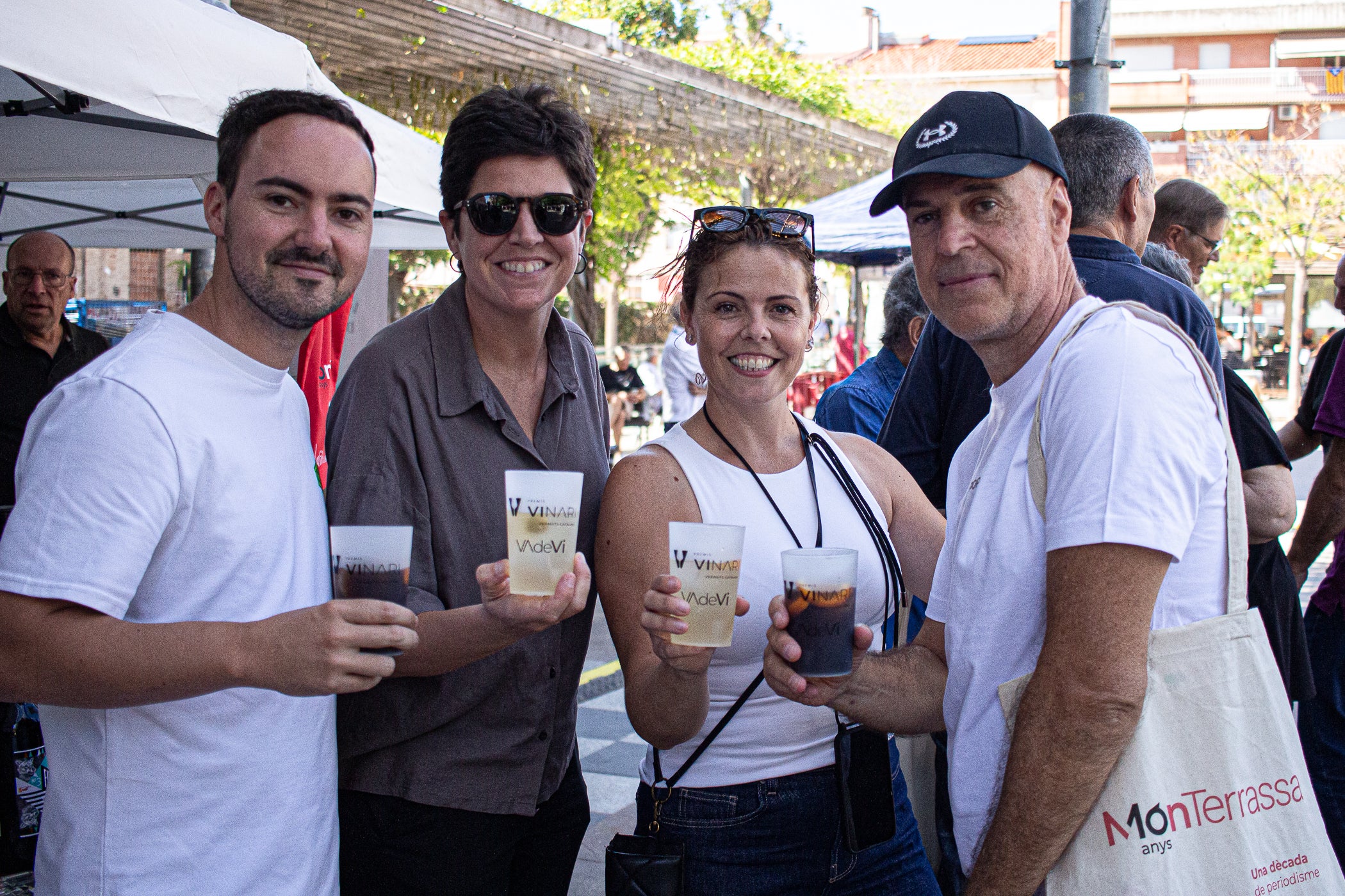 El mitjà digital MónTerrassa ha celebrat una gran festa pels seus 10 anys d'existència. L'acte, que ha tingut lloc aquest dissabte dia 19 de setembre a la plaça Progrés, ha comptat amb l'actuació musical d'Axel Davis Duo i una degustació dels vermuts de Dos Déus, Antich i 3 Setmanes Blanc i Negre. A més, també ha gaudit de la destacada presència del president del Parlament de Catalunya, Josep Rull, i de l'alcalde de Terrassa, Jordi Ballart. Els assistents també s'han pogut emportar un exemplar de la primera edició de la revista de MónTerrassa, a més d'una bossa i un punt de llibre fets exclusivament per celebrar els 10 anys | Javi González