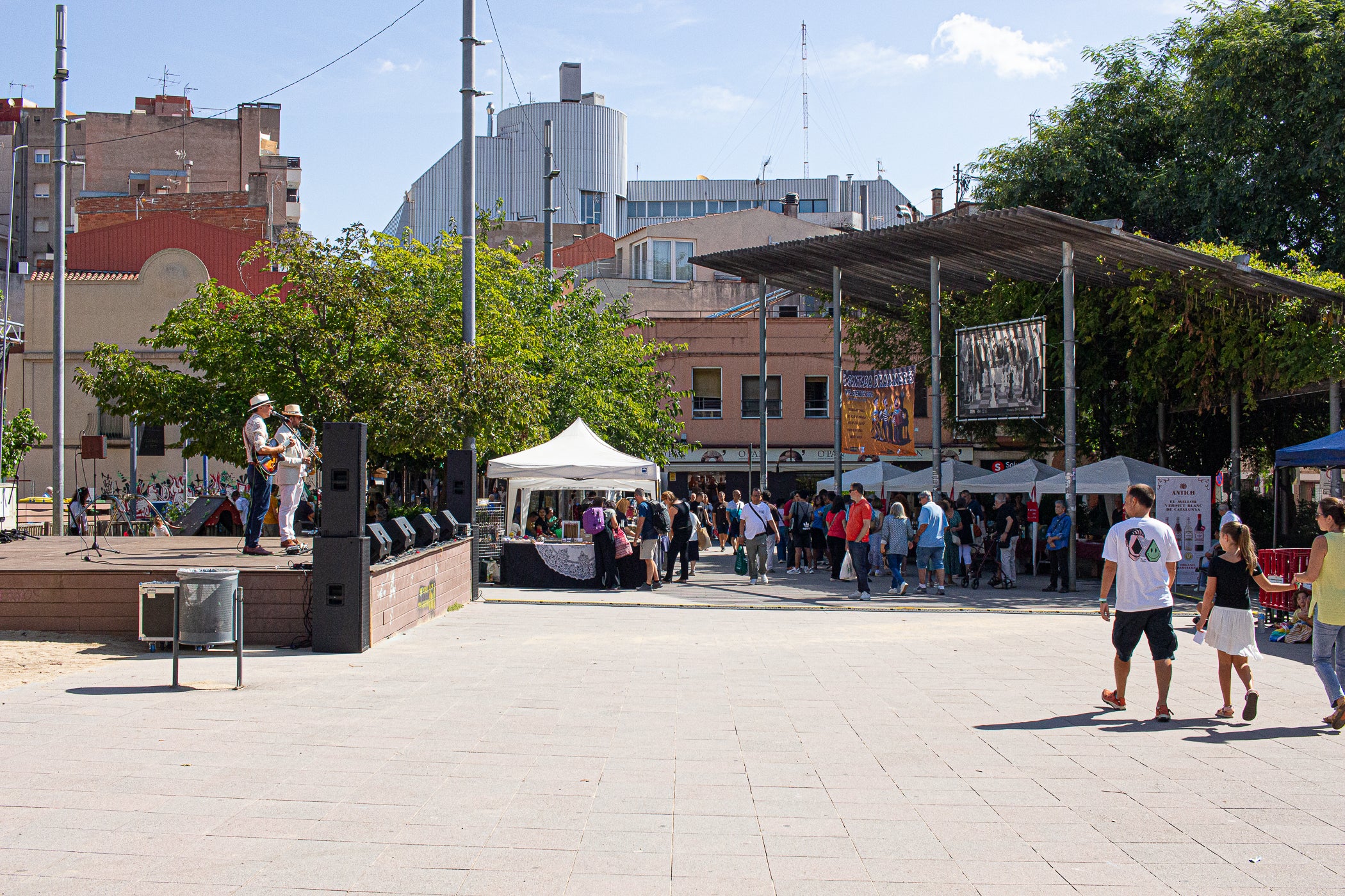 El mitjà digital MónTerrassa ha celebrat una gran festa pels seus 10 anys d'existència. L'acte, que ha tingut lloc aquest dissabte dia 19 de setembre a la plaça Progrés, ha comptat amb l'actuació musical d'Axel Davis Duo i una degustació dels vermuts de Dos Déus, Antich i 3 Setmanes Blanc i Negre. A més, també ha gaudit de la destacada presència del president del Parlament de Catalunya, Josep Rull, i de l'alcalde de Terrassa, Jordi Ballart. Els assistents també s'han pogut emportar un exemplar de la primera edició de la revista de MónTerrassa, a més d'una bossa i un punt de llibre fets exclusivament per celebrar els 10 anys | Javi González