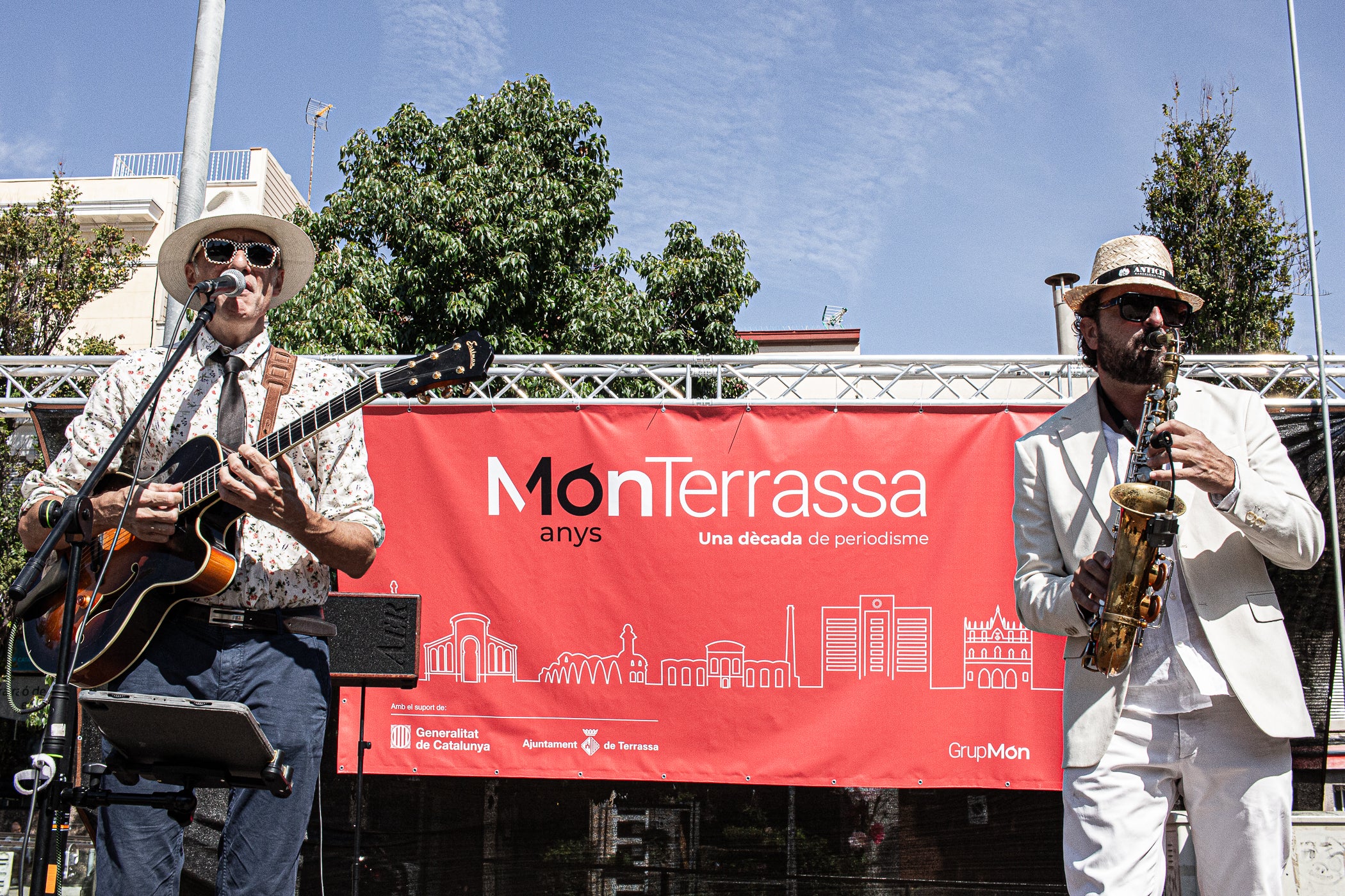 El mitjà digital MónTerrassa ha celebrat una gran festa pels seus 10 anys d'existència. L'acte, que ha tingut lloc aquest dissabte dia 19 de setembre a la plaça Progrés, ha comptat amb l'actuació musical d'Axel Davis Duo i una degustació dels vermuts de Dos Déus, Antich i 3 Setmanes Blanc i Negre. A més, també ha gaudit de la destacada presència del president del Parlament de Catalunya, Josep Rull, i de l'alcalde de Terrassa, Jordi Ballart. Els assistents també s'han pogut emportar un exemplar de la primera edició de la revista de MónTerrassa, a més d'una bossa i un punt de llibre fets exclusivament per celebrar els 10 anys | Javi González