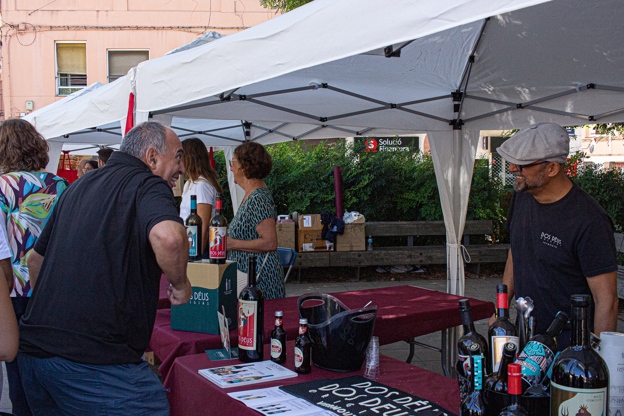 El mitjà digital MónTerrassa ha celebrat una gran festa pels seus 10 anys d'existència. L'acte, que ha tingut lloc aquest dissabte dia 19 de setembre a la plaça Progrés, ha comptat amb l'actuació musical d'Axel Davis Duo i una degustació dels vermuts de Dos Déus, Antich i 3 Setmanes Blanc i Negre. A més, també ha gaudit de la destacada presència del president del Parlament de Catalunya, Josep Rull, i de l'alcalde de Terrassa, Jordi Ballart. Els assistents també s'han pogut emportar un exemplar de la primera edició de la revista de MónTerrassa, a més d'una bossa i un punt de llibre fets exclusivament per celebrar els 10 anys | Javi González