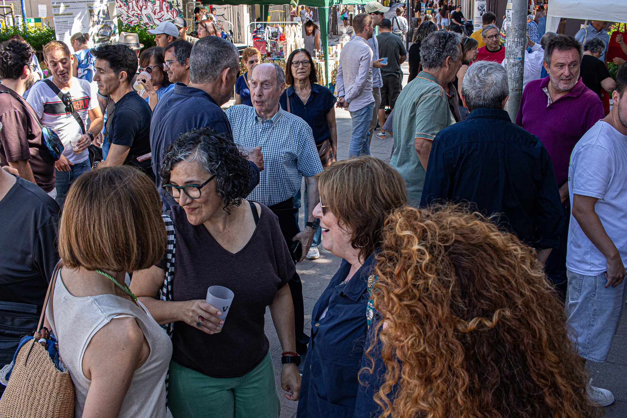 El mitjà digital MónTerrassa ha celebrat una gran festa pels seus 10 anys d'existència. L'acte, que ha tingut lloc aquest dissabte dia 19 de setembre a la plaça Progrés, ha comptat amb l'actuació musical d'Axel Davis Duo i una degustació dels vermuts de Dos Déus, Antich i 3 Setmanes Blanc i Negre. A més, també ha gaudit de la destacada presència del president del Parlament de Catalunya, Josep Rull, i de l'alcalde de Terrassa, Jordi Ballart. Els assistents també s'han pogut emportar un exemplar de la primera edició de la revista de MónTerrassa, a més d'una bossa i un punt de llibre fets exclusivament per celebrar els 10 anys | Javi González