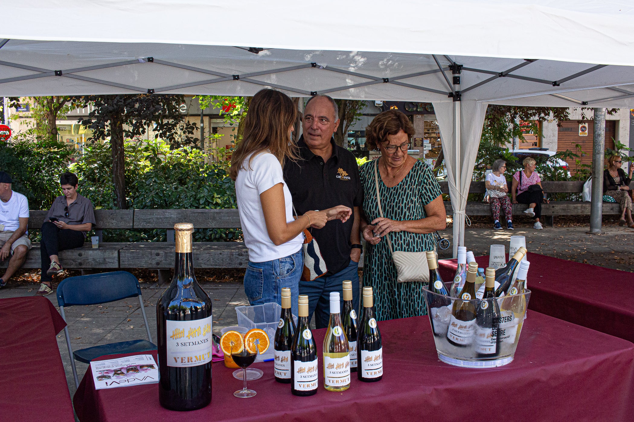 El mitjà digital MónTerrassa ha celebrat una gran festa pels seus 10 anys d'existència. L'acte, que ha tingut lloc aquest dissabte dia 19 de setembre a la plaça Progrés, ha comptat amb l'actuació musical d'Axel Davis Duo i una degustació dels vermuts de Dos Déus, Antich i 3 Setmanes Blanc i Negre. A més, també ha gaudit de la destacada presència del president del Parlament de Catalunya, Josep Rull, i de l'alcalde de Terrassa, Jordi Ballart. Els assistents també s'han pogut emportar un exemplar de la primera edició de la revista de MónTerrassa, a més d'una bossa i un punt de llibre fets exclusivament per celebrar els 10 anys | Javi González