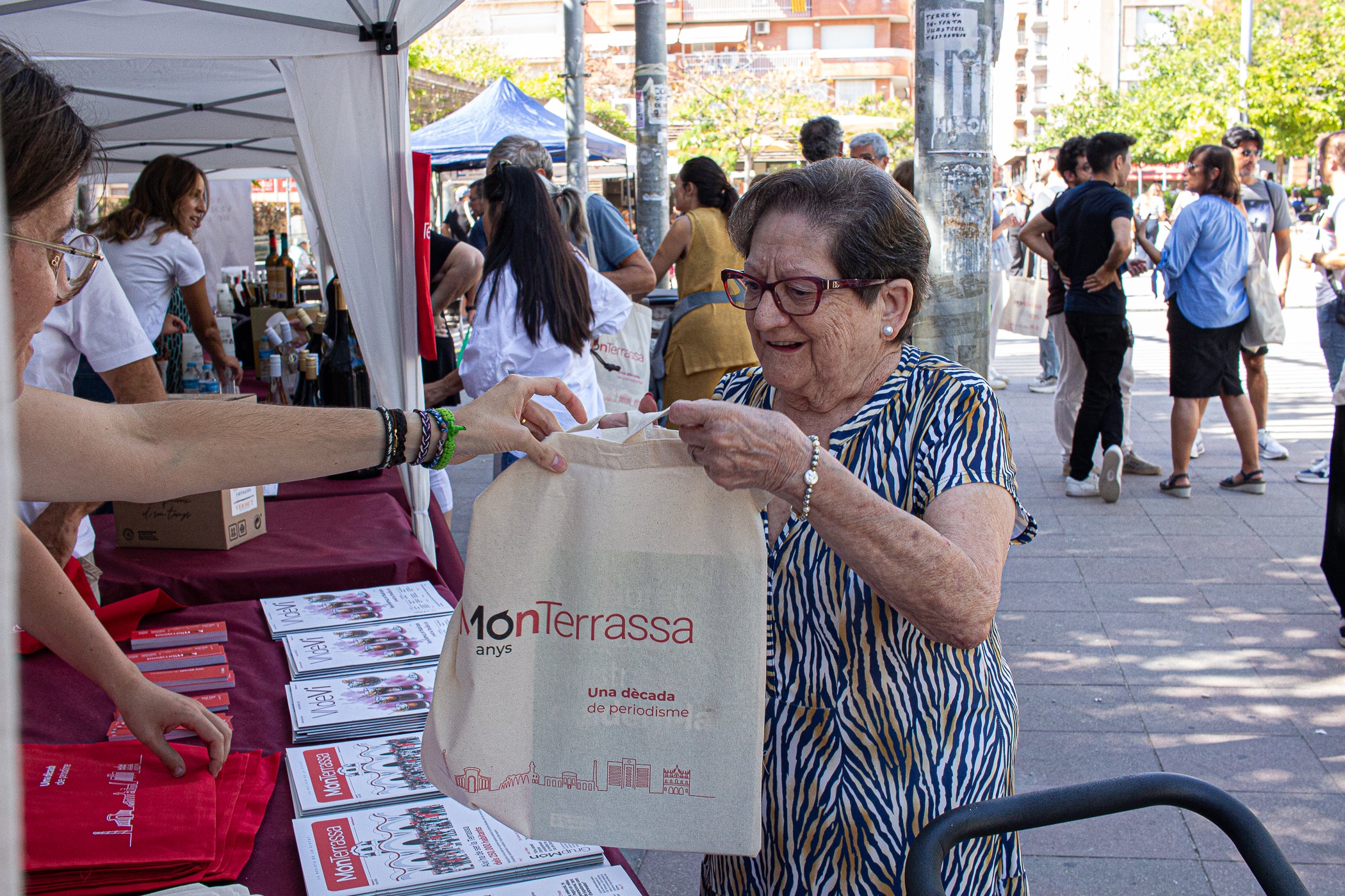 El mitjà digital MónTerrassa ha celebrat una gran festa pels seus 10 anys d'existència. L'acte, que ha tingut lloc aquest dissabte dia 19 de setembre a la plaça Progrés, ha comptat amb l'actuació musical d'Axel Davis Duo i una degustació dels vermuts de Dos Déus, Antich i 3 Setmanes Blanc i Negre. A més, també ha gaudit de la destacada presència del president del Parlament de Catalunya, Josep Rull, i de l'alcalde de Terrassa, Jordi Ballart. Els assistents també s'han pogut emportar un exemplar de la primera edició de la revista de MónTerrassa, a més d'una bossa i un punt de llibre fets exclusivament per celebrar els 10 anys | Javi González