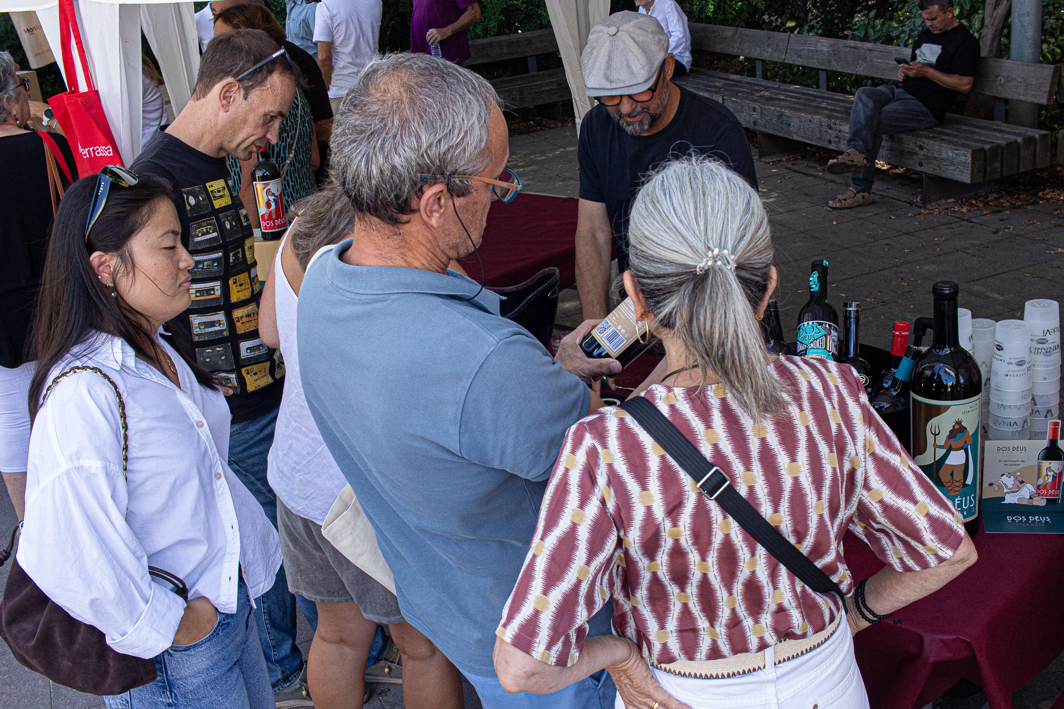 El mitjà digital MónTerrassa ha celebrat una gran festa pels seus 10 anys d'existència. L'acte, que ha tingut lloc aquest dissabte dia 19 de setembre a la plaça Progrés, ha comptat amb l'actuació musical d'Axel Davis Duo i una degustació dels vermuts de Dos Déus, Antich i 3 Setmanes Blanc i Negre. A més, també ha gaudit de la destacada presència del president del Parlament de Catalunya, Josep Rull, i de l'alcalde de Terrassa, Jordi Ballart. Els assistents també s'han pogut emportar un exemplar de la primera edició de la revista de MónTerrassa, a més d'una bossa i un punt de llibre fets exclusivament per celebrar els 10 anys | Javi González
