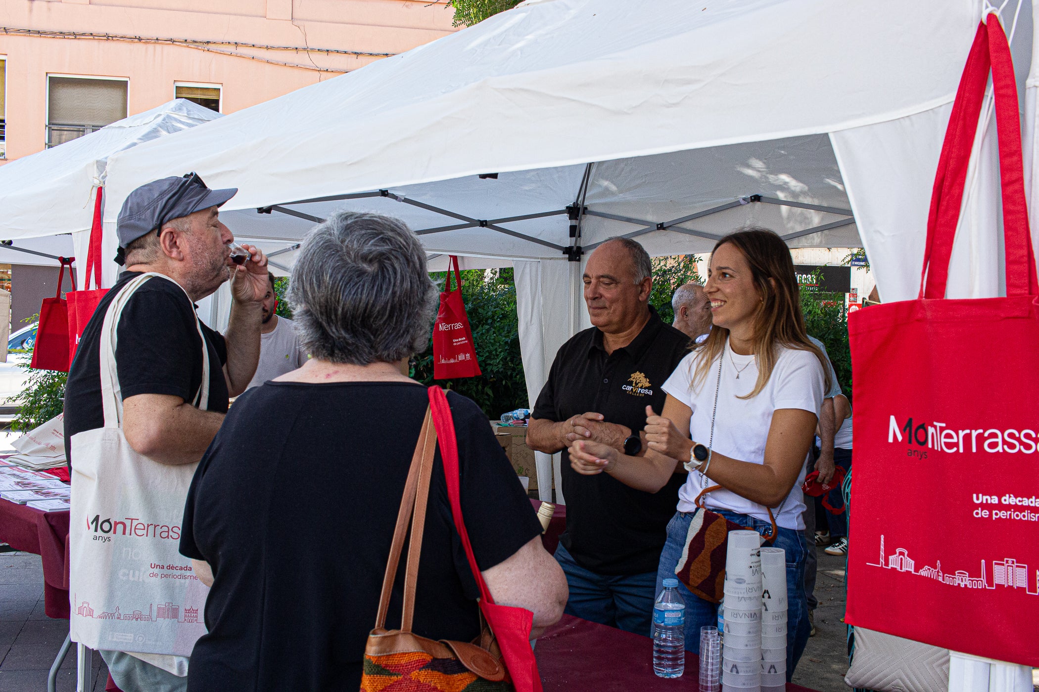 El mitjà digital MónTerrassa ha celebrat una gran festa pels seus 10 anys d'existència. L'acte, que ha tingut lloc aquest dissabte dia 19 de setembre a la plaça Progrés, ha comptat amb l'actuació musical d'Axel Davis Duo i una degustació dels vermuts de Dos Déus, Antich i 3 Setmanes Blanc i Negre. A més, també ha gaudit de la destacada presència del president del Parlament de Catalunya, Josep Rull, i de l'alcalde de Terrassa, Jordi Ballart. Els assistents també s'han pogut emportar un exemplar de la primera edició de la revista de MónTerrassa, a més d'una bossa i un punt de llibre fets exclusivament per celebrar els 10 anys | Javi González