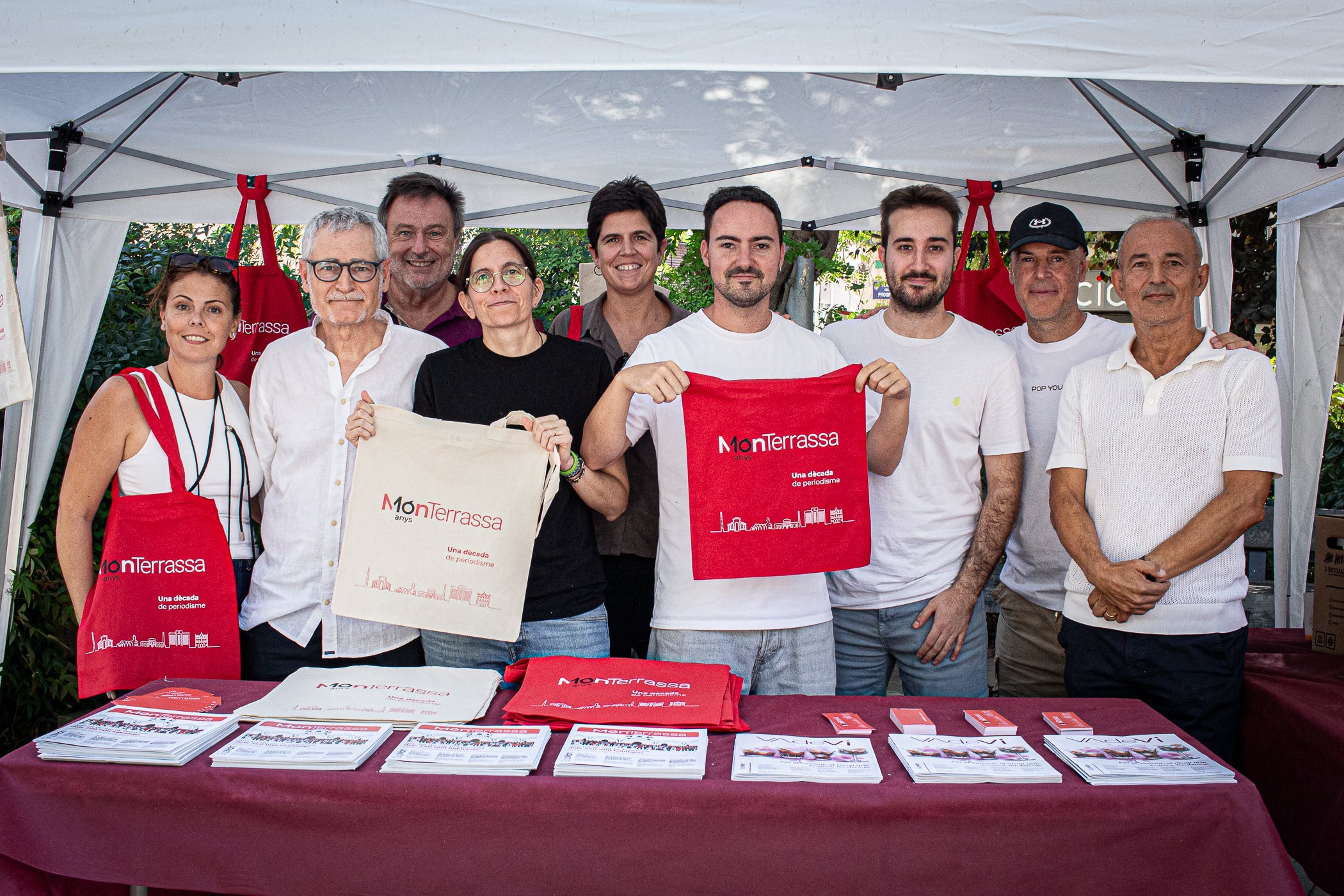 El mitjà digital MónTerrassa ha celebrat una gran festa pels seus 10 anys d'existència. L'acte, que ha tingut lloc aquest dissabte dia 19 de setembre a la plaça Progrés, ha comptat amb l'actuació musical d'Axel Davis Duo i una degustació dels vermuts de Dos Déus, Antich i 3 Setmanes Blanc i Negre. A més, també ha gaudit de la destacada presència del president del Parlament de Catalunya, Josep Rull, i de l'alcalde de Terrassa, Jordi Ballart. Els assistents també s'han pogut emportar un exemplar de la primera edició de la revista de MónTerrassa, a més d'una bossa i un punt de llibre fets exclusivament per celebrar els 10 anys | Javi González