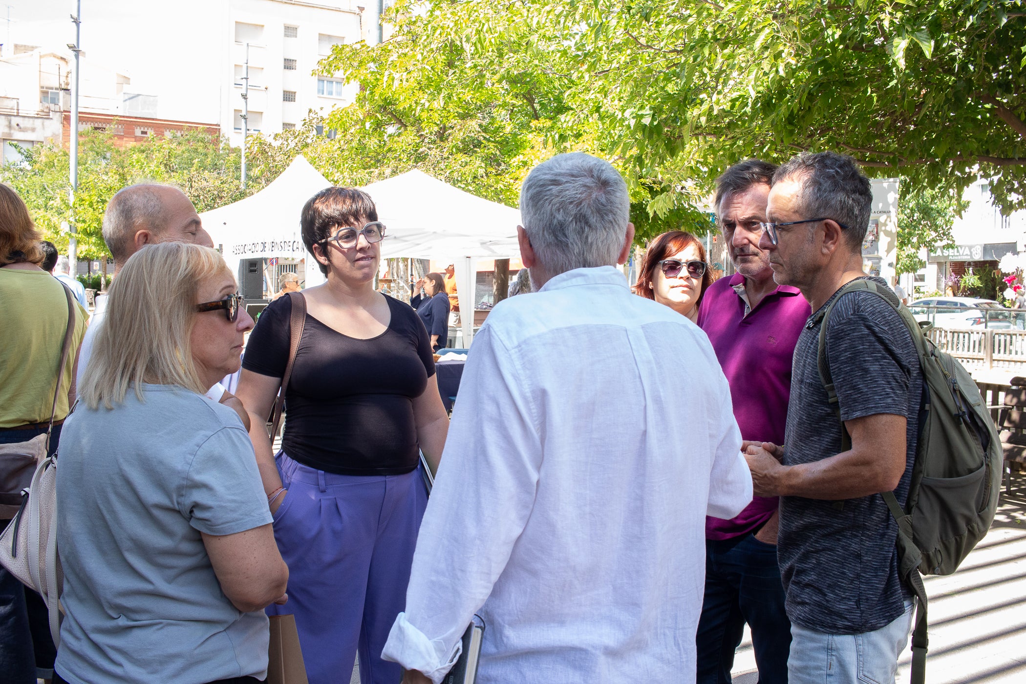 El mitjà digital MónTerrassa ha celebrat una gran festa pels seus 10 anys d'existència. L'acte, que ha tingut lloc aquest dissabte dia 19 de setembre a la plaça Progrés, ha comptat amb l'actuació musical d'Axel Davis Duo i una degustació dels vermuts de Dos Déus, Antich i 3 Setmanes Blanc i Negre. A més, també ha gaudit de la destacada presència del president del Parlament de Catalunya, Josep Rull, i de l'alcalde de Terrassa, Jordi Ballart. Els assistents també s'han pogut emportar un exemplar de la primera edició de la revista de MónTerrassa, a més d'una bossa i un punt de llibre fets exclusivament per celebrar els 10 anys | Javi González