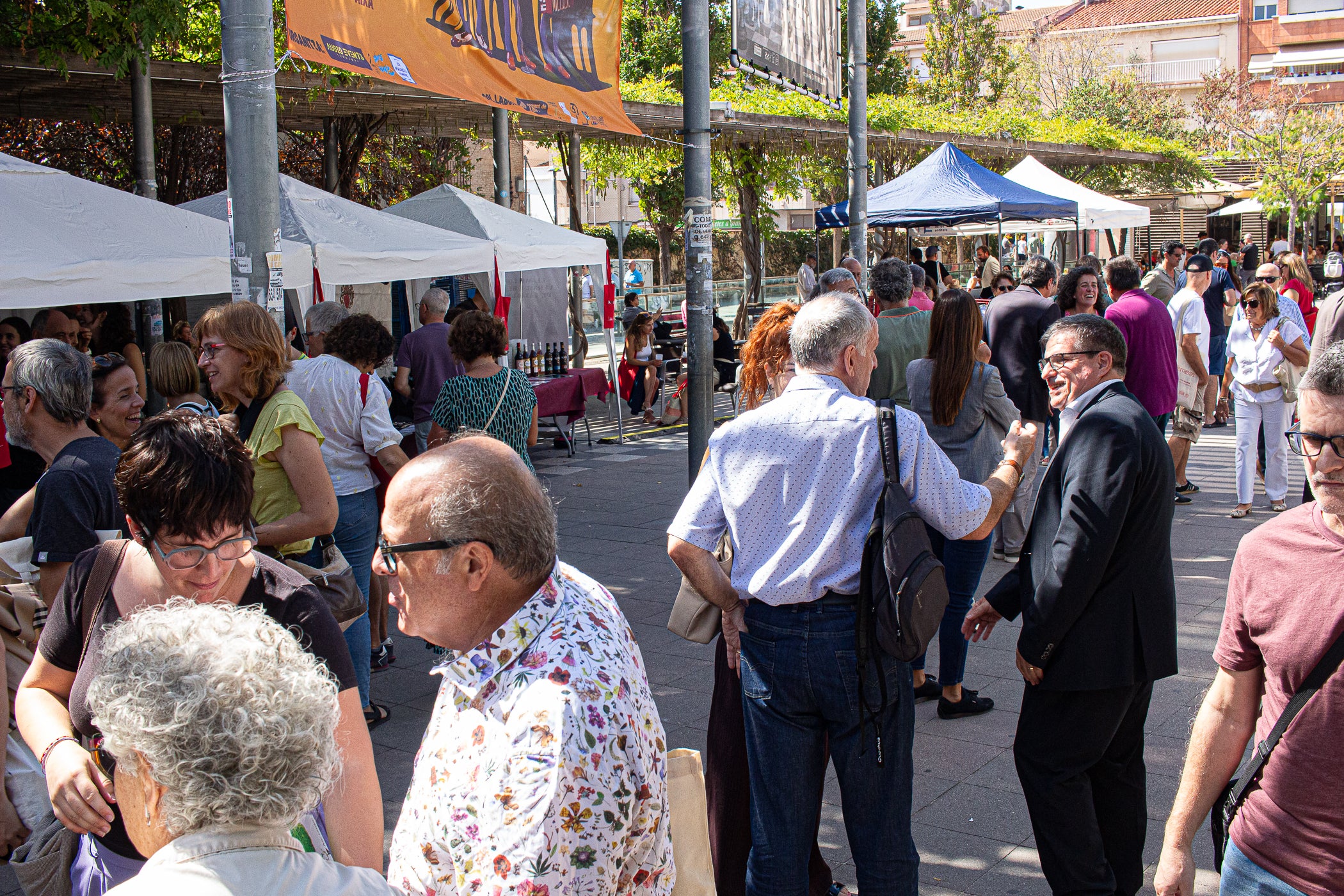 El mitjà digital MónTerrassa ha celebrat una gran festa pels seus 10 anys d'existència. L'acte, que ha tingut lloc aquest dissabte dia 19 de setembre a la plaça Progrés, ha comptat amb l'actuació musical d'Axel Davis Duo i una degustació dels vermuts de Dos Déus, Antich i 3 Setmanes Blanc i Negre. A més, també ha gaudit de la destacada presència del president del Parlament de Catalunya, Josep Rull, i de l'alcalde de Terrassa, Jordi Ballart. Els assistents també s'han pogut emportar un exemplar de la primera edició de la revista de MónTerrassa, a més d'una bossa i un punt de llibre fets exclusivament per celebrar els 10 anys | Javi González