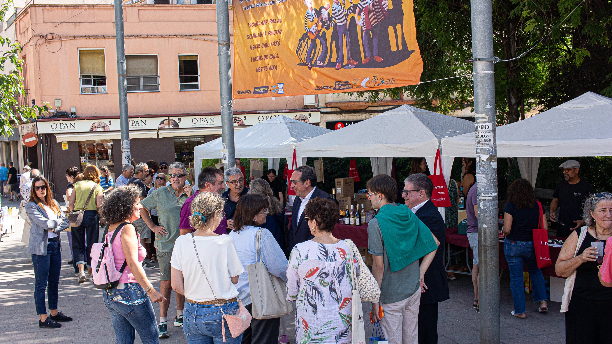 El mitjà digital MónTerrassa ha celebrat una gran festa pels seus 10 anys d'existència. L'acte, que ha tingut lloc aquest dissabte dia 19 de setembre a la plaça Progrés, ha comptat amb l'actuació musical d'Axel Davis Duo i una degustació dels vermuts de Dos Déus, Antich i 3 Setmanes Blanc i Negre. A més, també ha gaudit de la destacada presència del president del Parlament de Catalunya, Josep Rull, i de l'alcalde de Terrassa, Jordi Ballart. Els assistents també s'han pogut emportar un exemplar de la primera edició de la revista de MónTerrassa, a més d'una bossa i un punt de llibre fets exclusivament per celebrar els 10 anys | Javi González