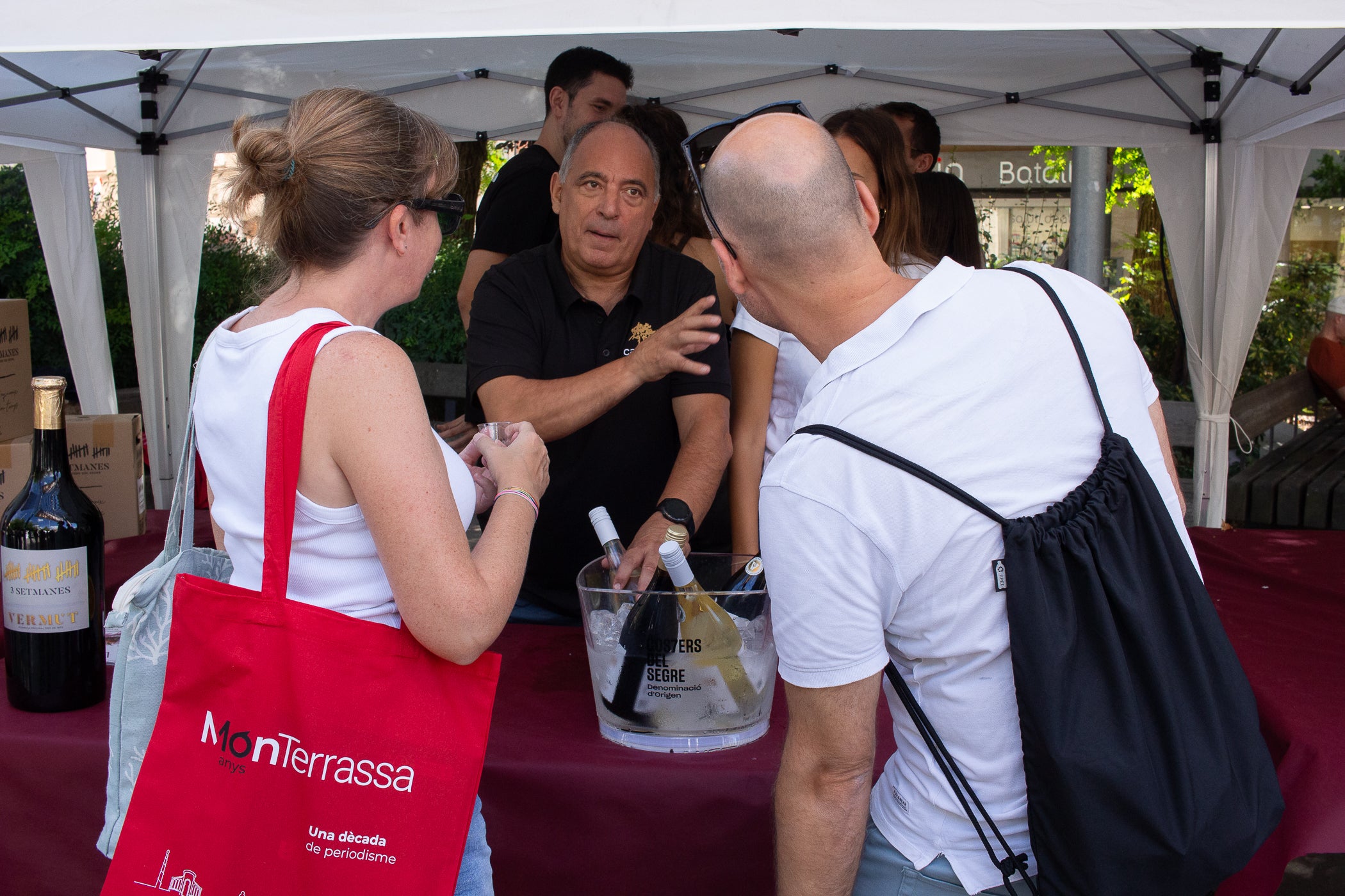 El mitjà digital MónTerrassa ha celebrat una gran festa pels seus 10 anys d'existència. L'acte, que ha tingut lloc aquest dissabte dia 19 de setembre a la plaça Progrés, ha comptat amb l'actuació musical d'Axel Davis Duo i una degustació dels vermuts de Dos Déus, Antich i 3 Setmanes Blanc i Negre. A més, també ha gaudit de la destacada presència del president del Parlament de Catalunya, Josep Rull, i de l'alcalde de Terrassa, Jordi Ballart. Els assistents també s'han pogut emportar un exemplar de la primera edició de la revista de MónTerrassa, a més d'una bossa i un punt de llibre fets exclusivament per celebrar els 10 anys | Javi González