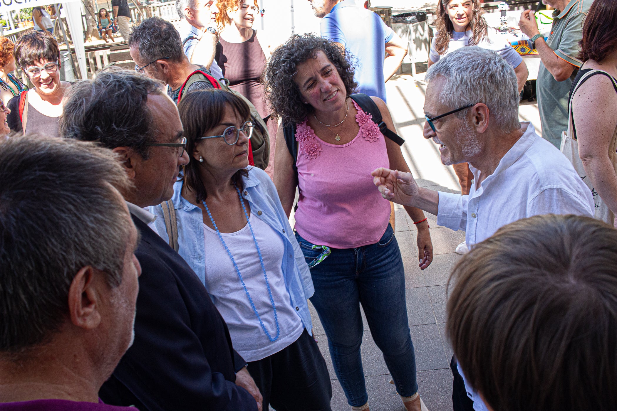 El mitjà digital MónTerrassa ha celebrat una gran festa pels seus 10 anys d'existència. L'acte, que ha tingut lloc aquest dissabte dia 19 de setembre a la plaça Progrés, ha comptat amb l'actuació musical d'Axel Davis Duo i una degustació dels vermuts de Dos Déus, Antich i 3 Setmanes Blanc i Negre. A més, també ha gaudit de la destacada presència del president del Parlament de Catalunya, Josep Rull, i de l'alcalde de Terrassa, Jordi Ballart. Els assistents també s'han pogut emportar un exemplar de la primera edició de la revista de MónTerrassa, a més d'una bossa i un punt de llibre fets exclusivament per celebrar els 10 anys | Javi González